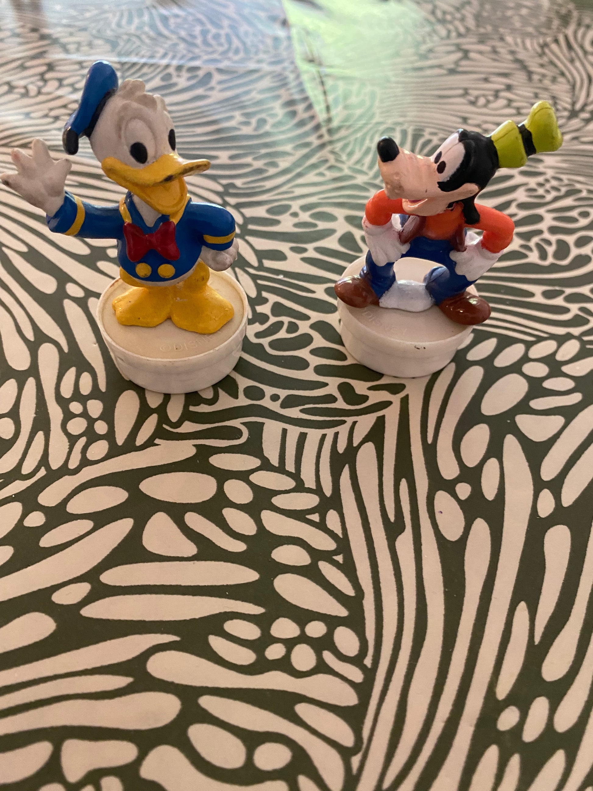 Figurines Disney Donald et Pluto. Bouchons de Smarties Lot de 2.