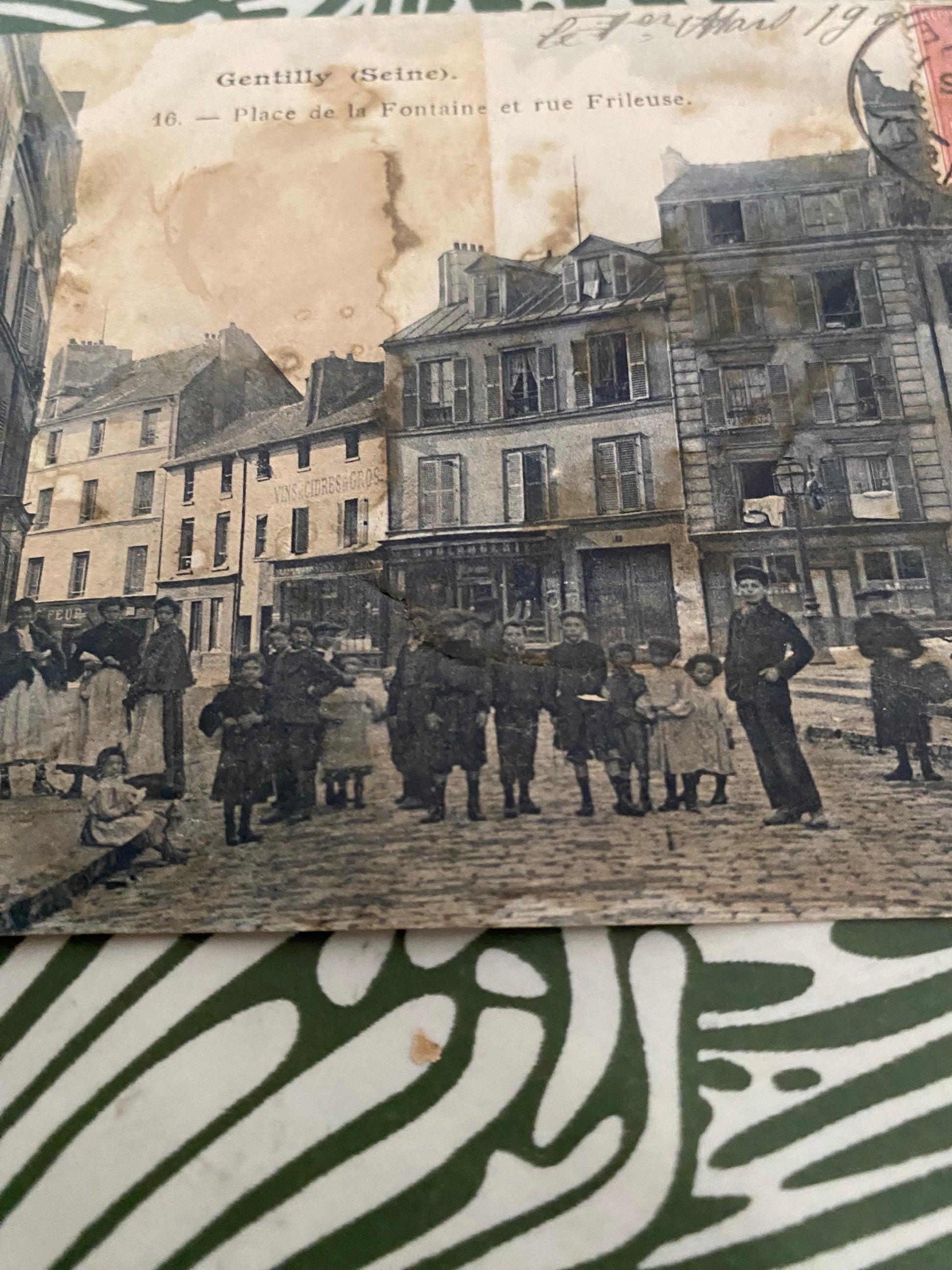 Carte postale Gentilly. Place de la Fontaine et rue Frileuse
