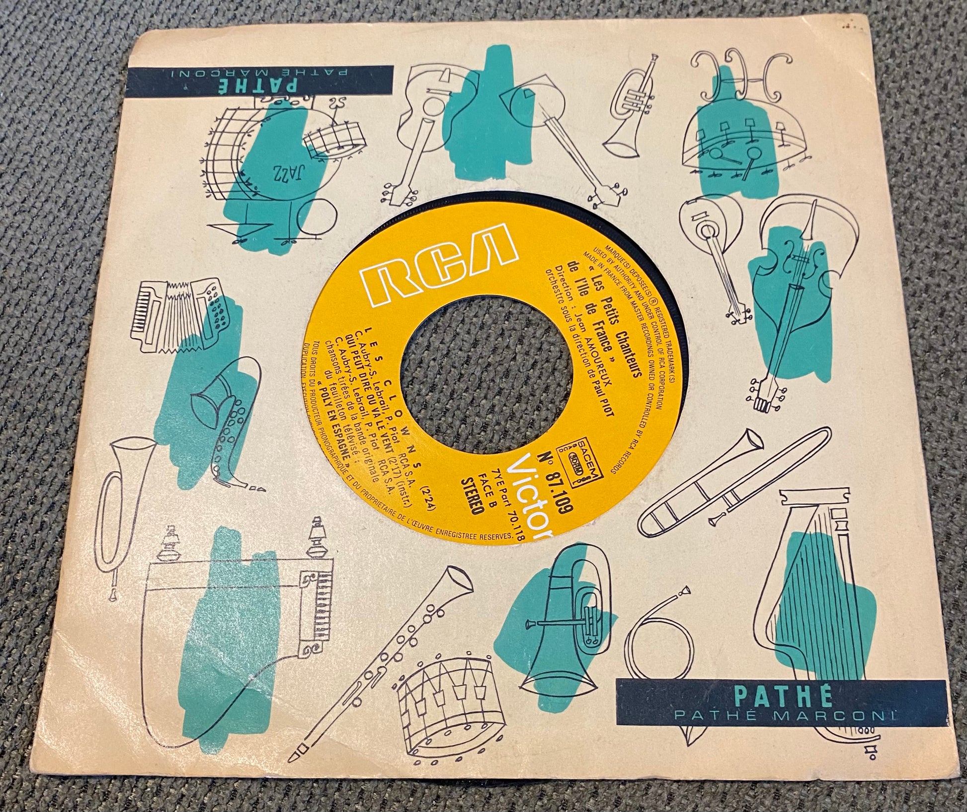 Disque vinyle 45 tours les petits chanteurs de l’île de France. Qui peut dire où va le vent
