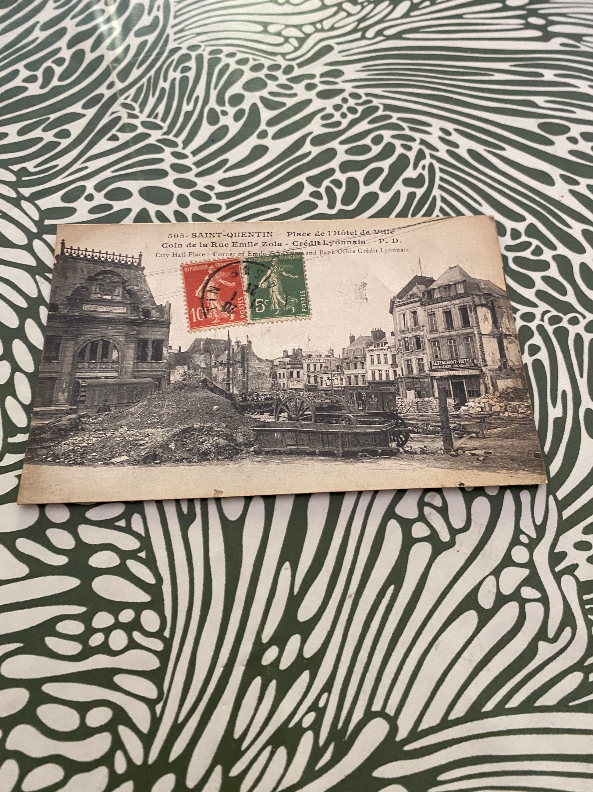 Carte postale ancienne Saint Quentin. Place de l’hôtel de ville. Coin de la rue Émile Zola.