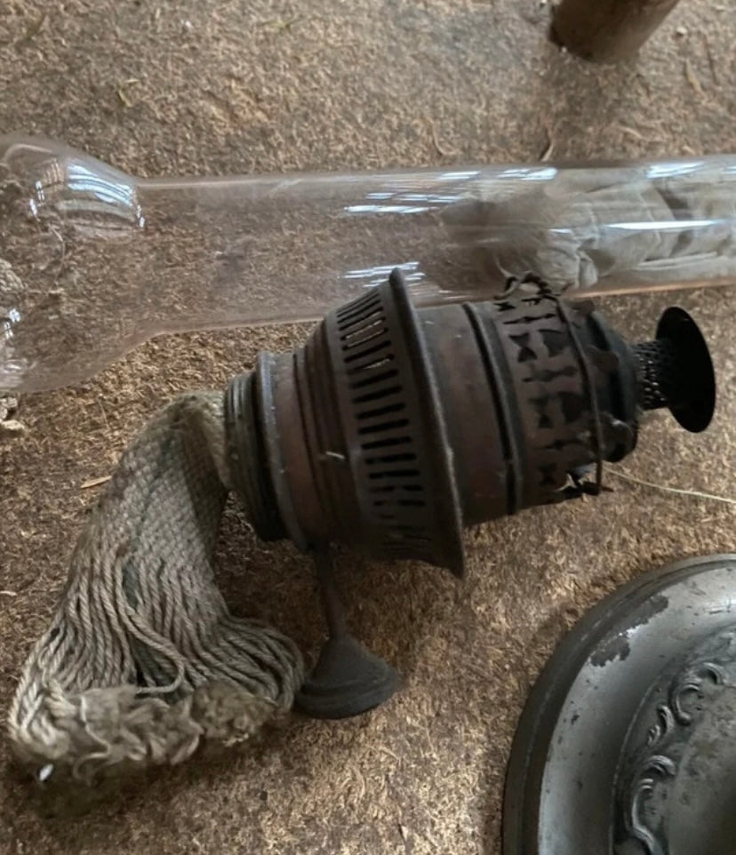 Lampe à pétrole ancienne verre et métal avec accessoires d’origines.