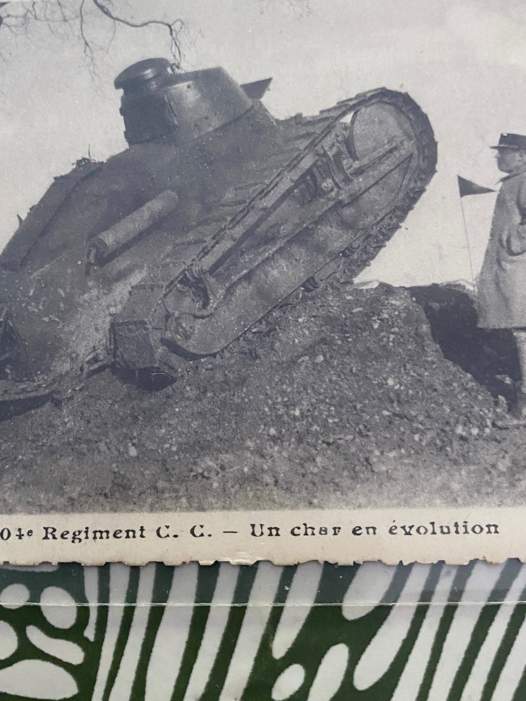 Carte postale ancienne. 504ieme régiment C. C. Un char en évolution. Dans une pochette de protection
