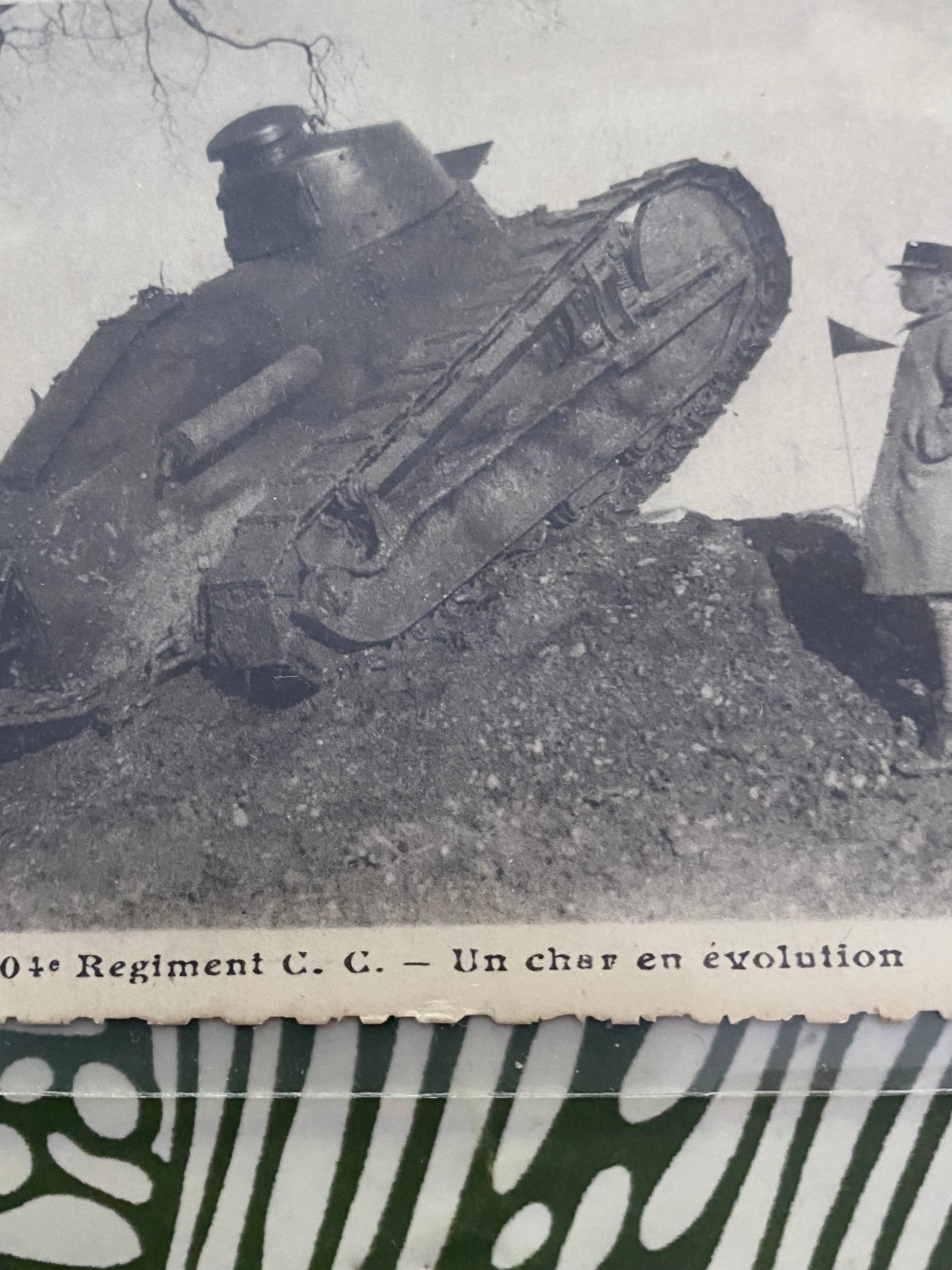 Carte postale ancienne. 504ieme régiment C. C. Un char en évolution. Dans une pochette de protection
