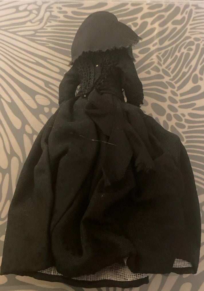 Poupée ancienne de collection régionale. Robe noire