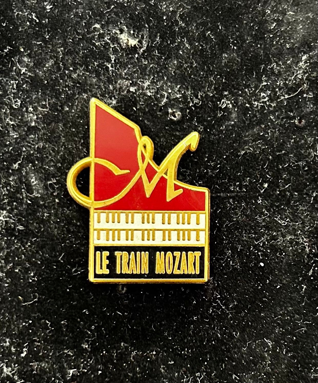 Pin’s ancien de collection. Le train Mozart