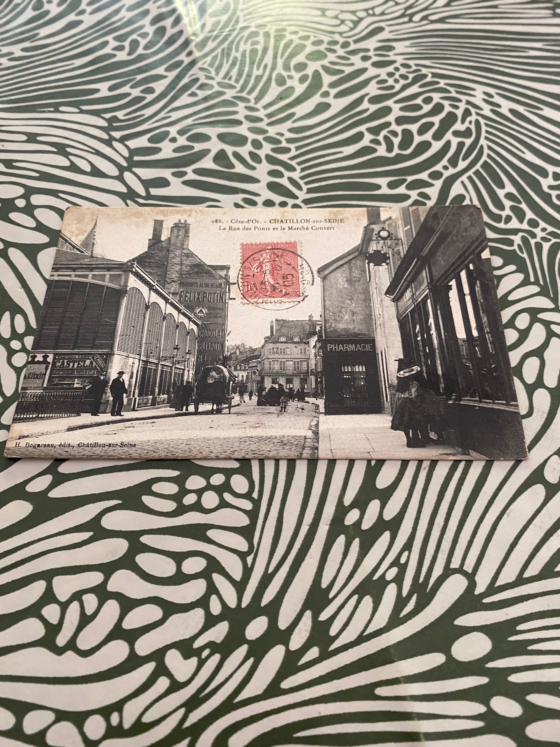 Carte postale ancienne Côte d’or. Châtillon-sur-Seine. La rue des ponts et le marché couvert