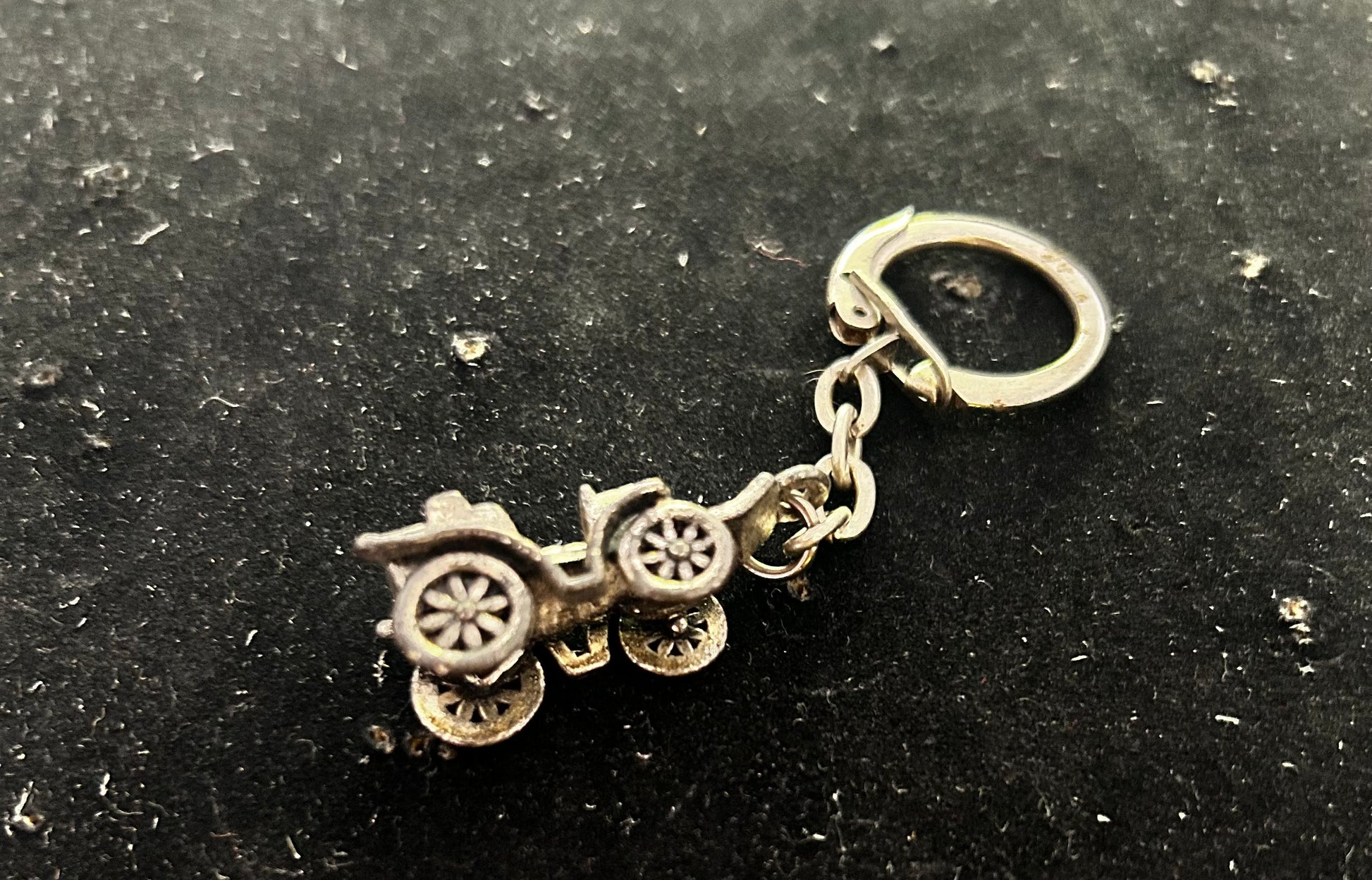 Porte clefs voiture ancienne en métal
