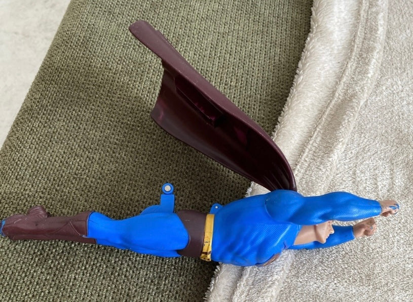 Figurine ancienne Superman en position de vol. Longueur 25 cm.