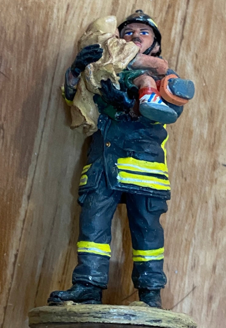 Figurine ancienne en Plomb Delprado Pompier San Giuliano Italie tenue de feu 2002