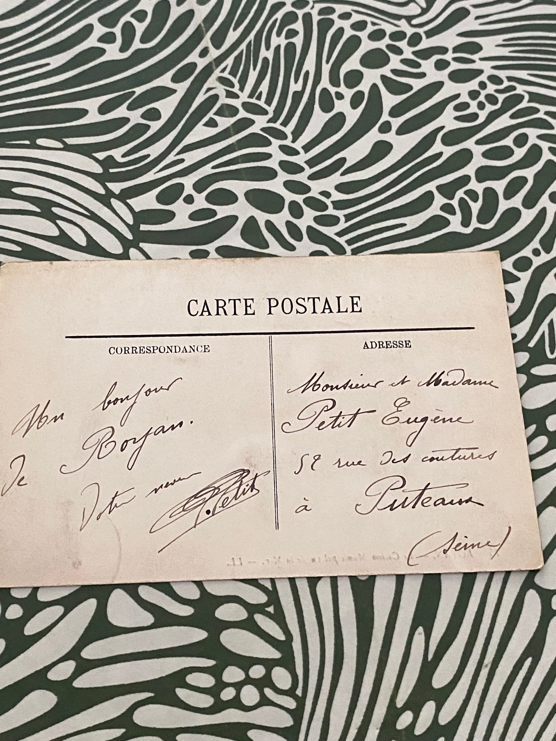 Carte postale ancienne Royan. Le casino municipal vu sur la mer