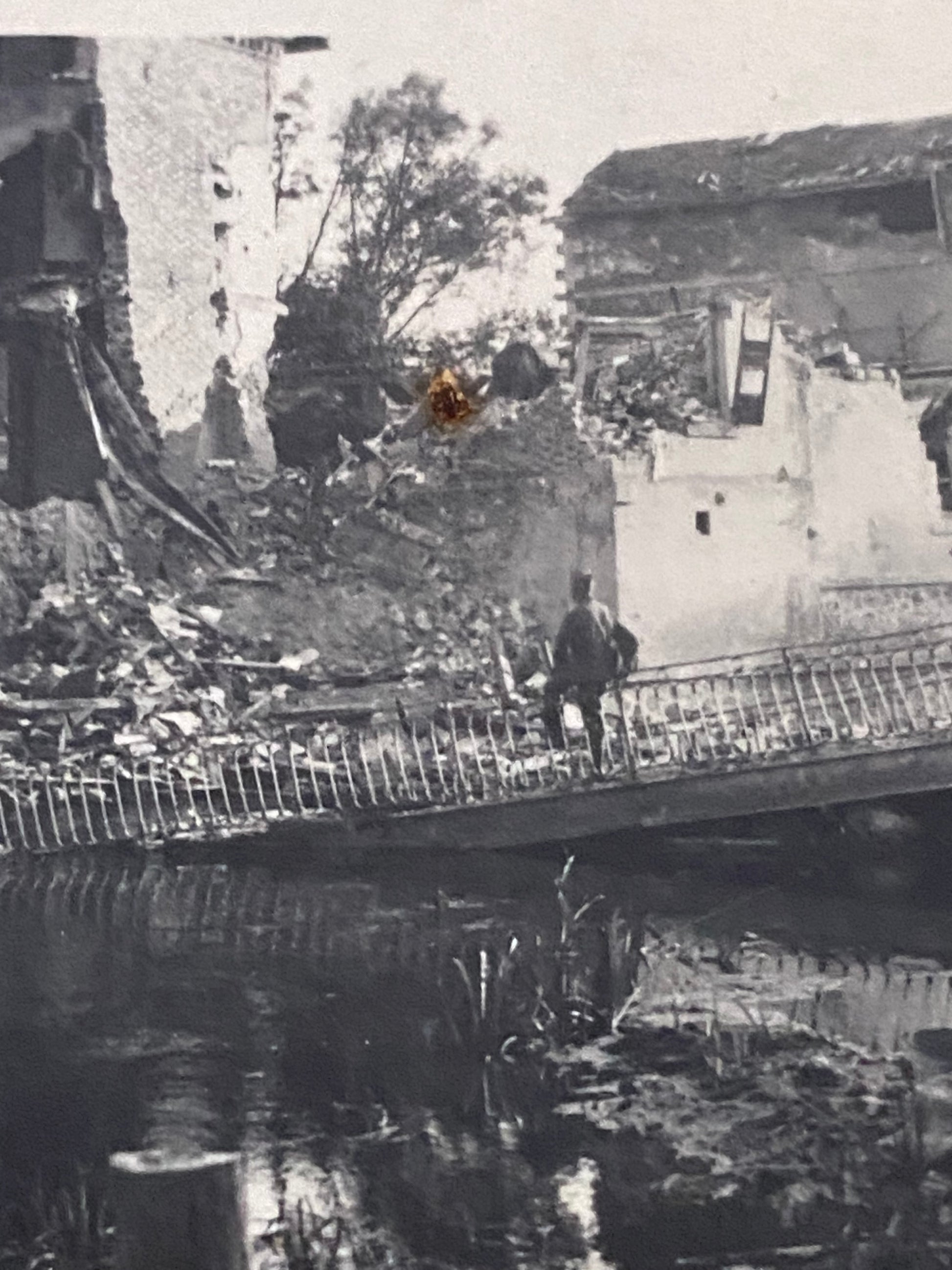 Petite photo ancienne. Soldat devant des ruines suite au bombardement