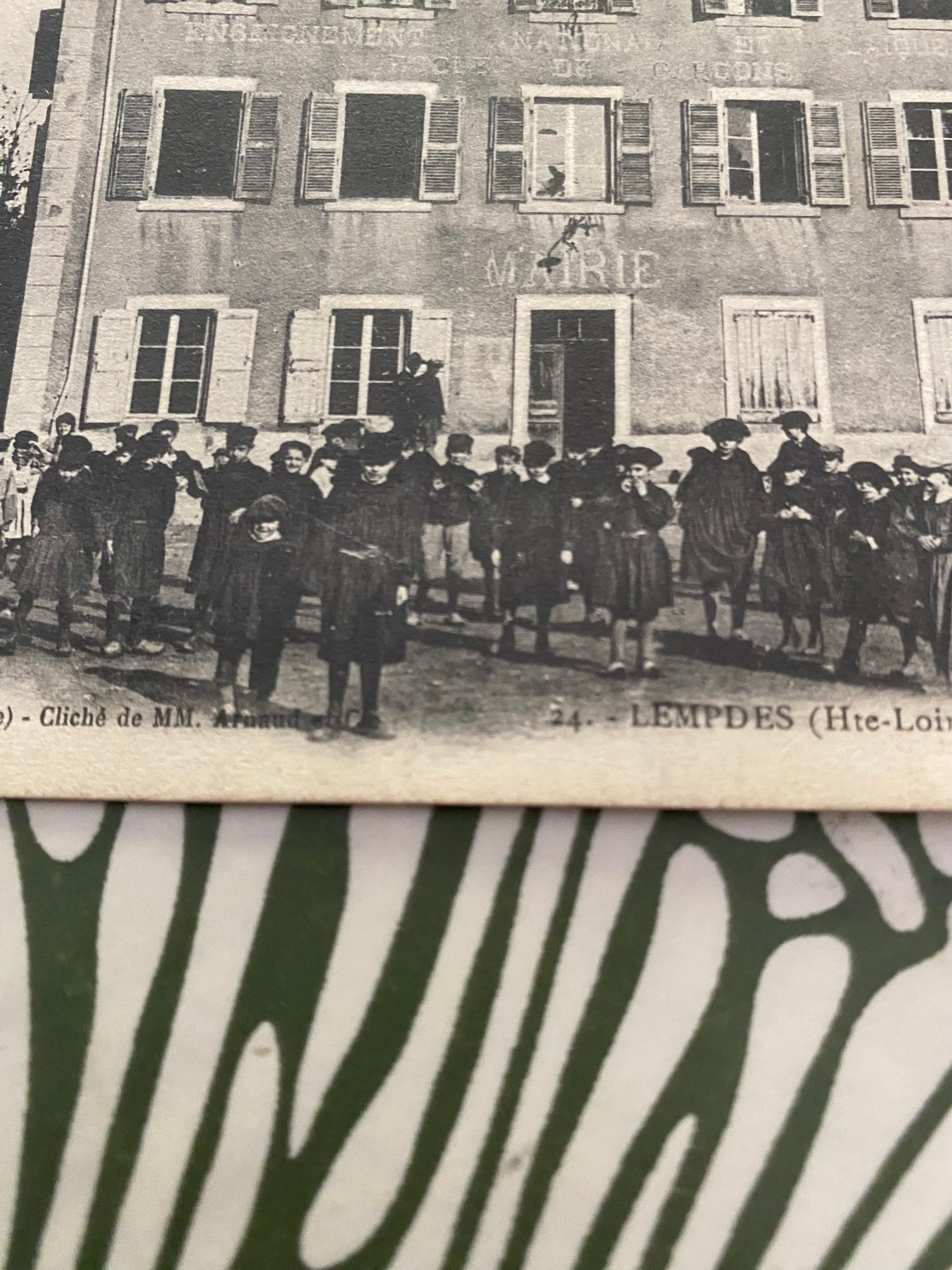 Carte postale ancienne Lempdes haute LOIRE. Place de la mairie et écoles des garçons