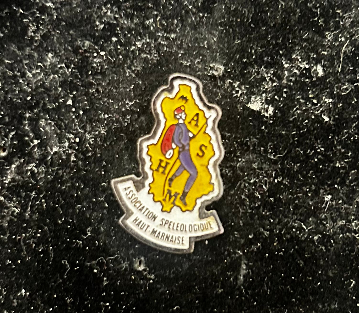 Pin’s ancien Association Spéléologique Haut Marnaise