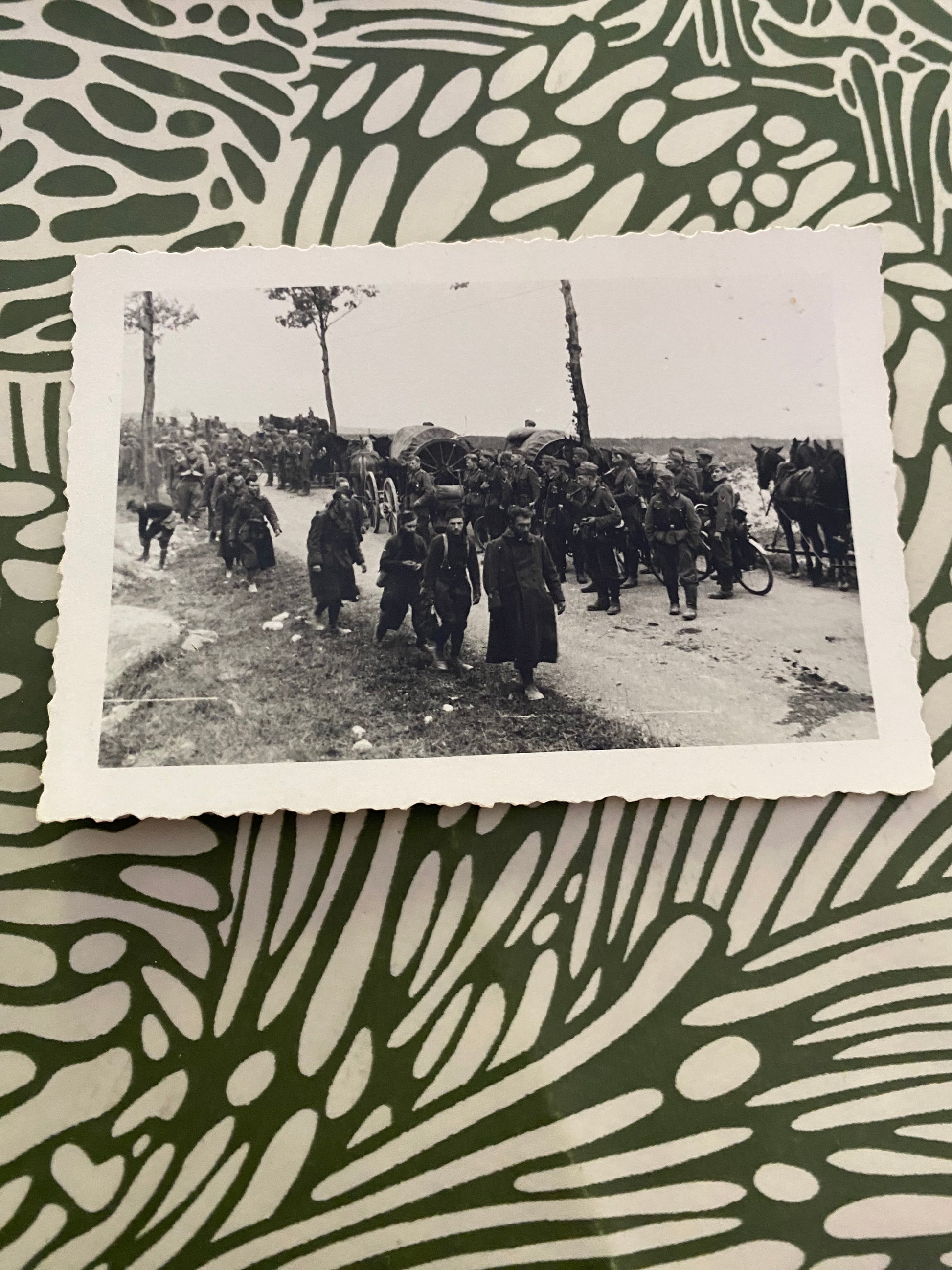 Petite photo ancienne. Prisonniers devant l’armée allemande. Guerre mondial