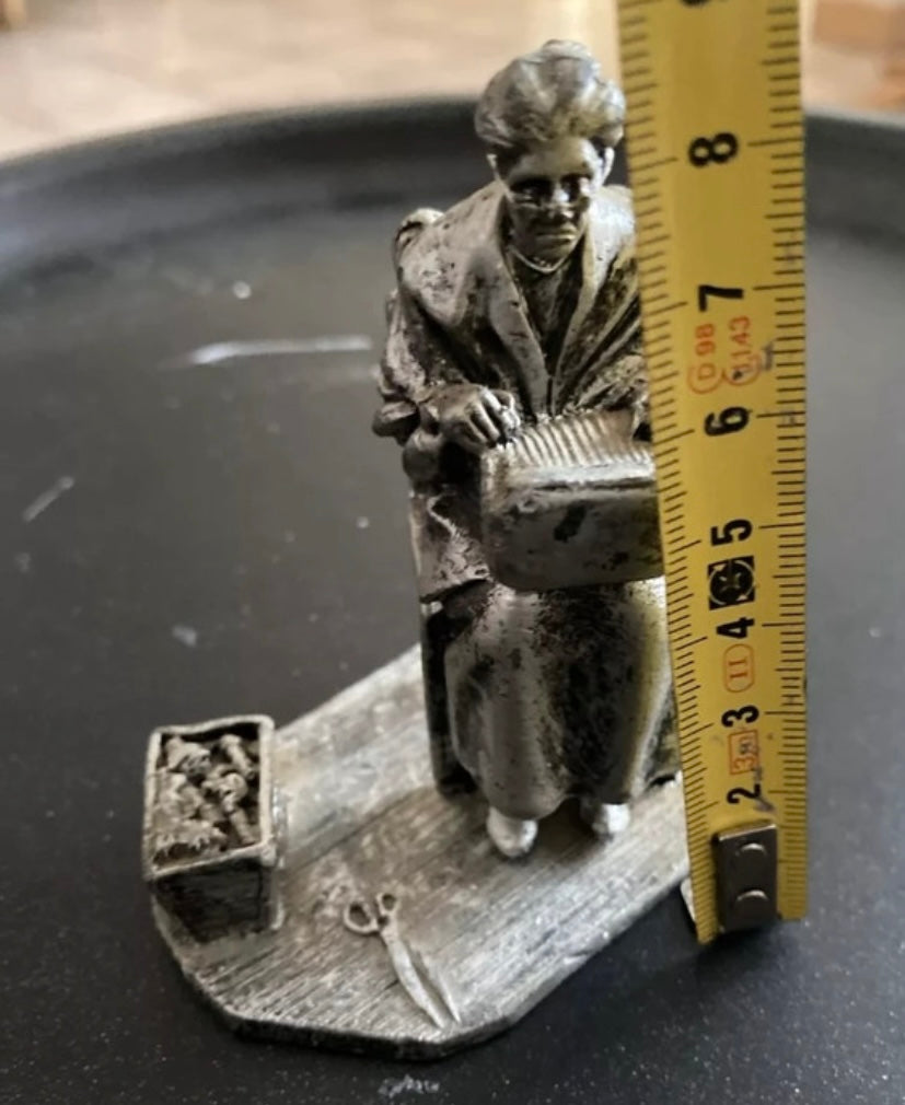 Figurine ancien en plomb. Métier Tisseuse. Grand mère