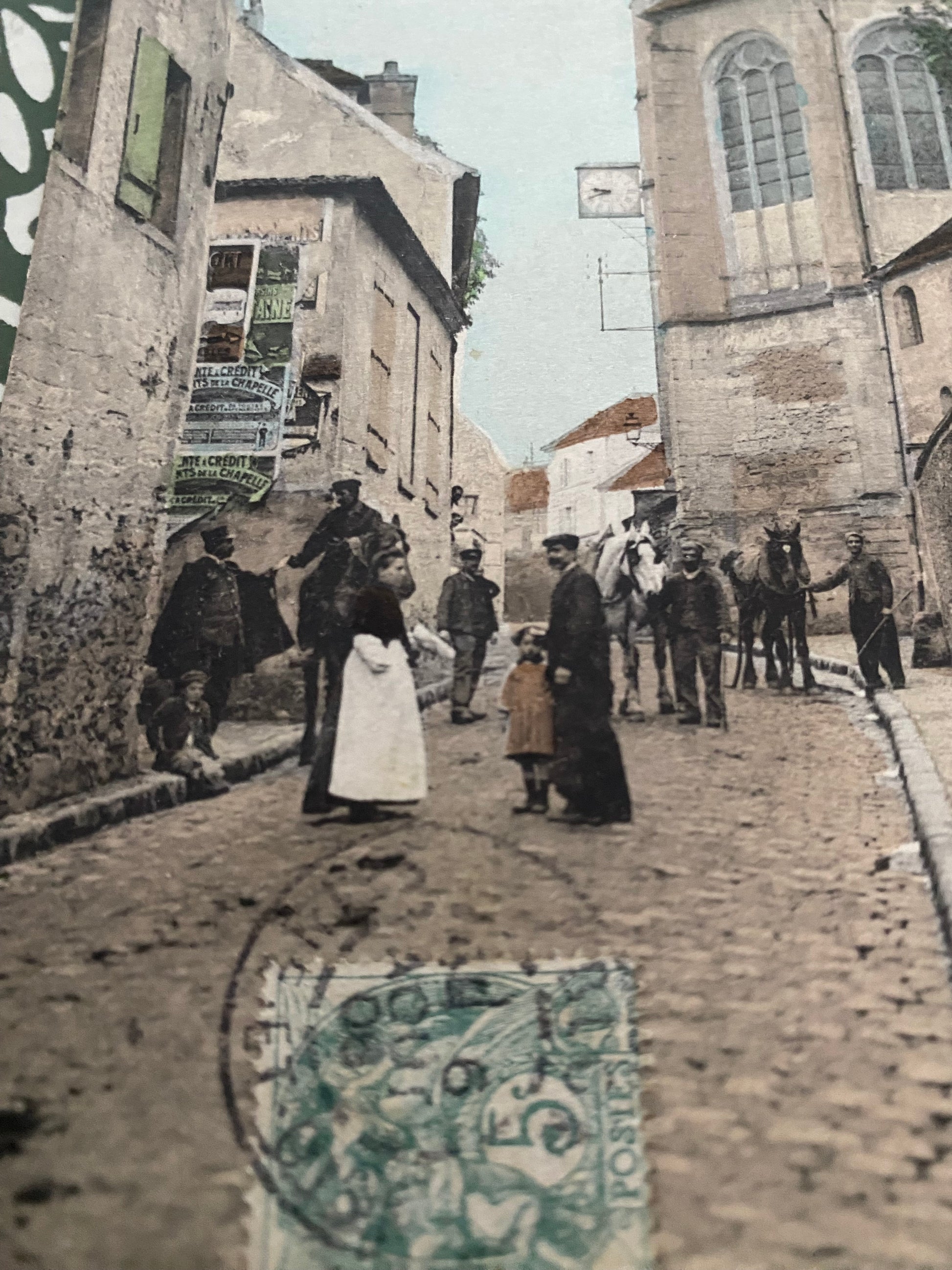 Carte postale ancienne Villeneuve-Le-Roi la montée de la rue Saint Martin et l’Eglise.