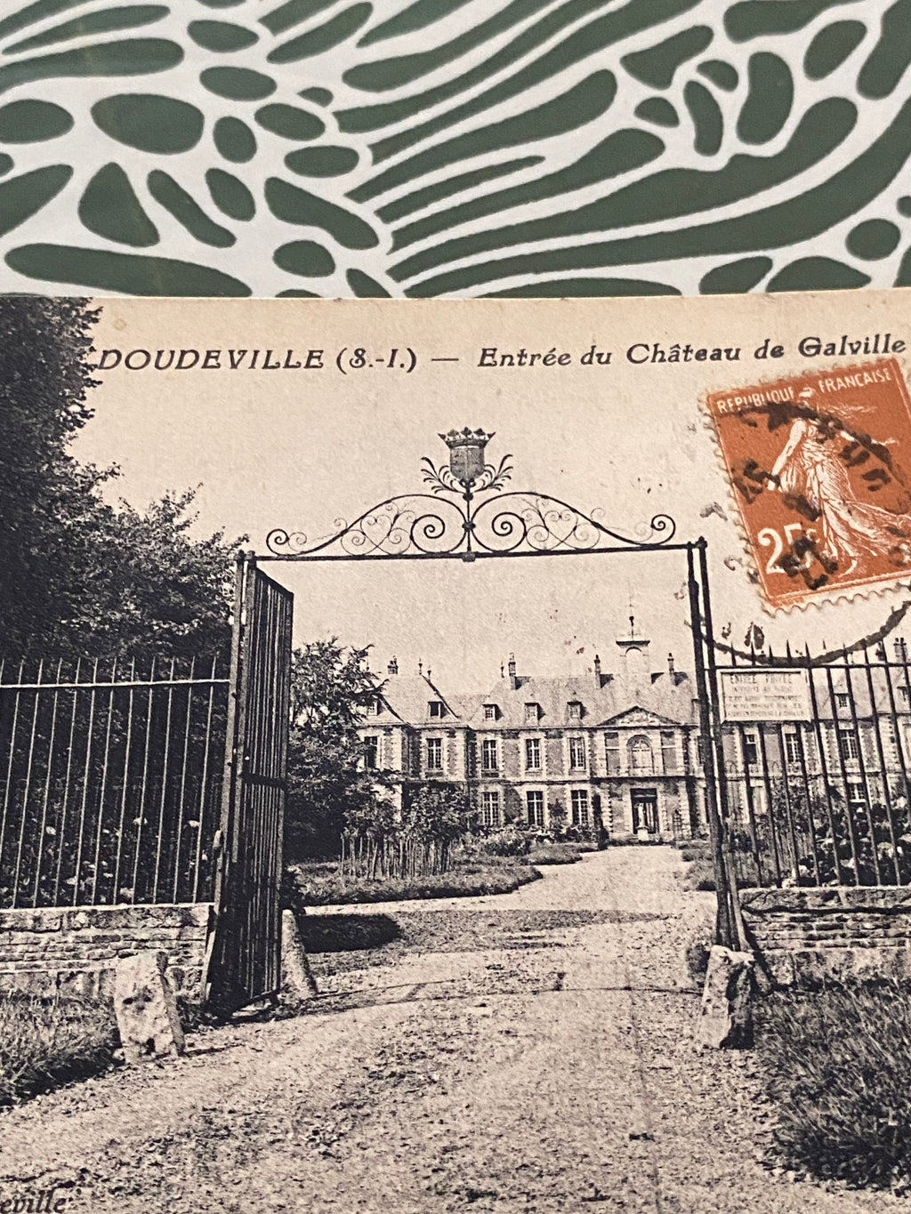 Carte postale ancienne Doudeville. Entrée du château de Galville.