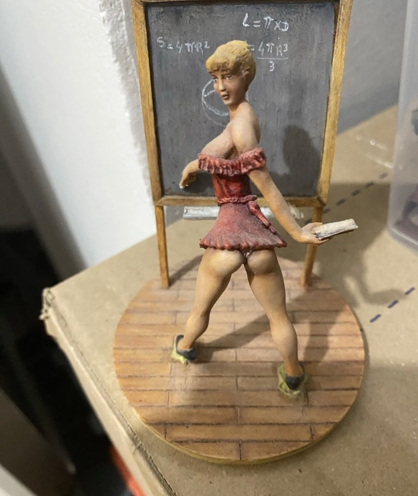 Figurine ancienne Pin Up marque pheonix scène maîtresse d’école professeur