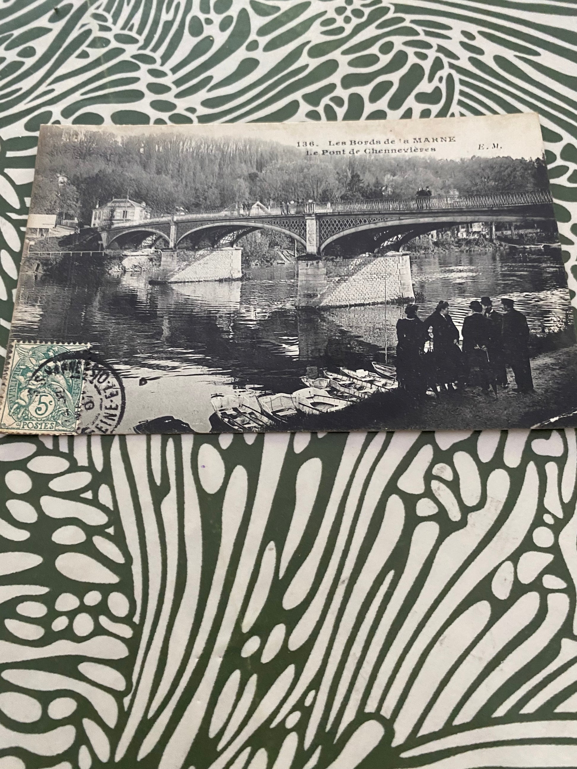 Carte postale ancienne. Les bords de la Marne. Le pont de Chennevieres. E. M