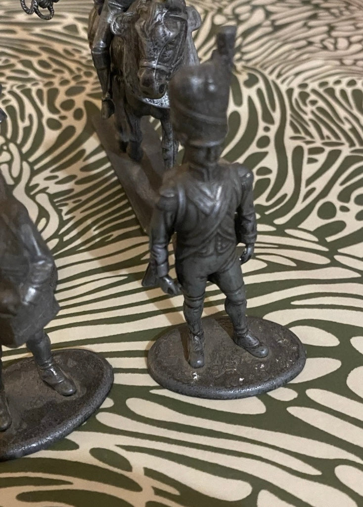 Figurines MHSP Lot de 4. Un pied du cheval de Napoléon est dessoudé