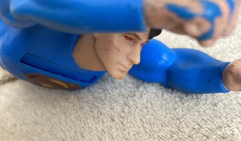 Figurine ancienne Superman en position de vol. Longueur 25 cm.