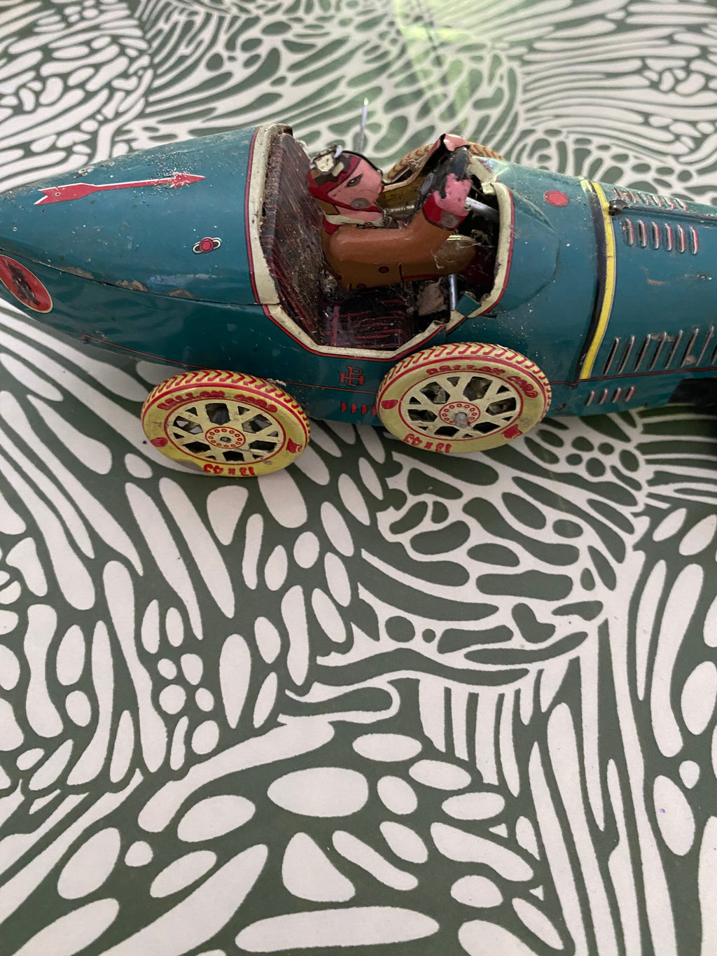 Voiture ancienne en tôle Petits manques.