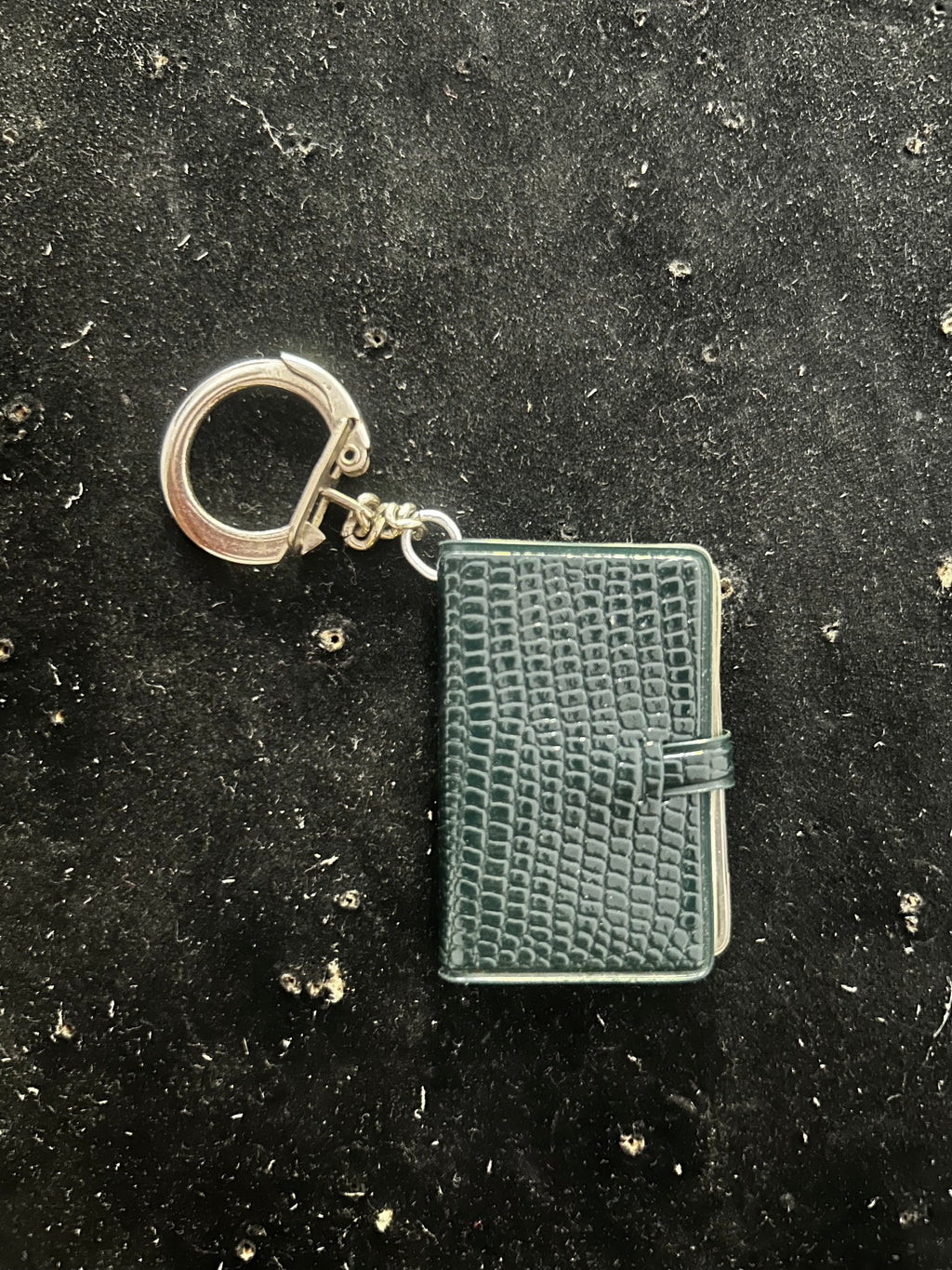 Porte clefs ancien. A votre portée toute la gamme des vins Postillon