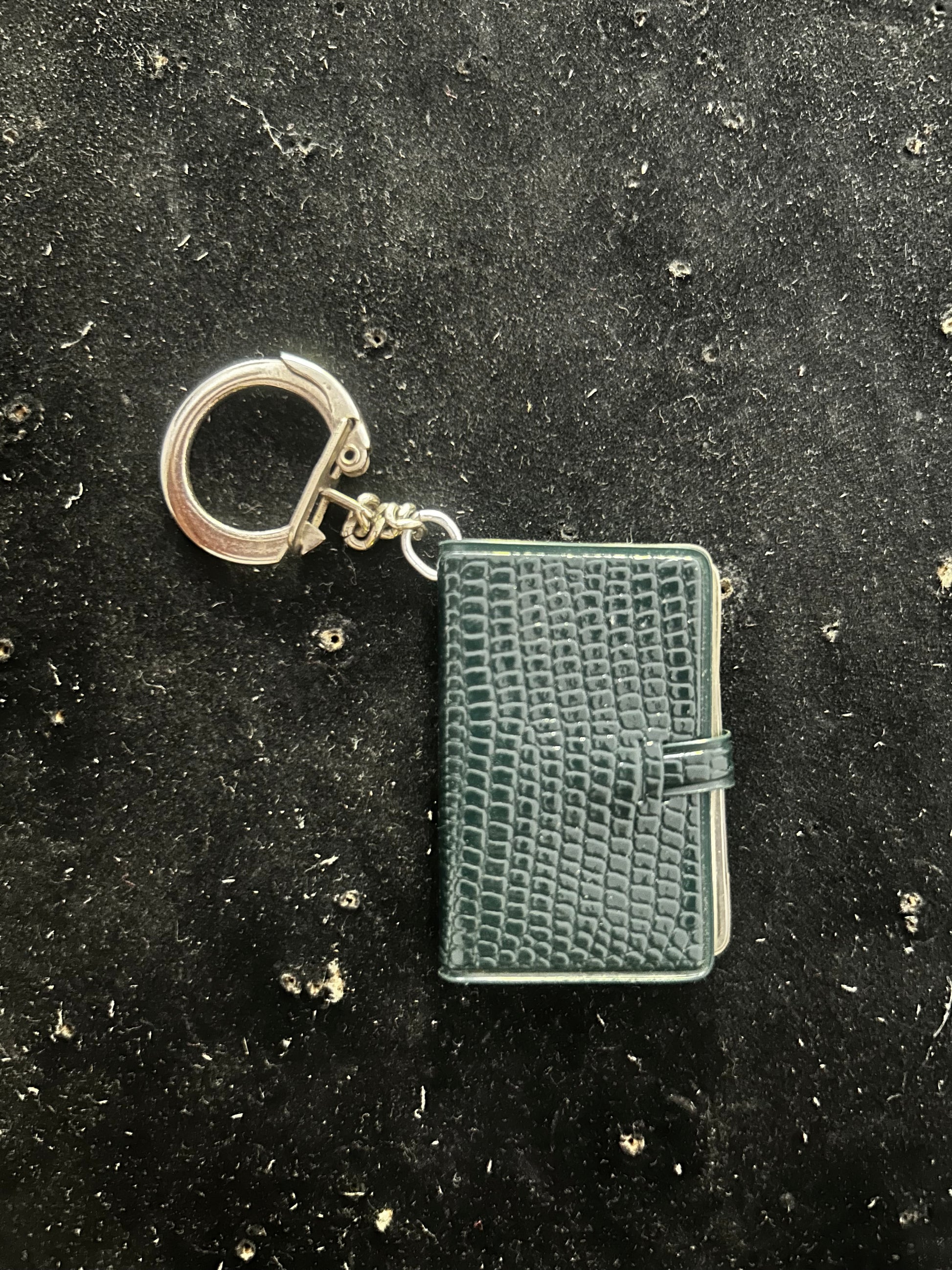 Porte clefs ancien. A votre portée toute la gamme des vins Postillon