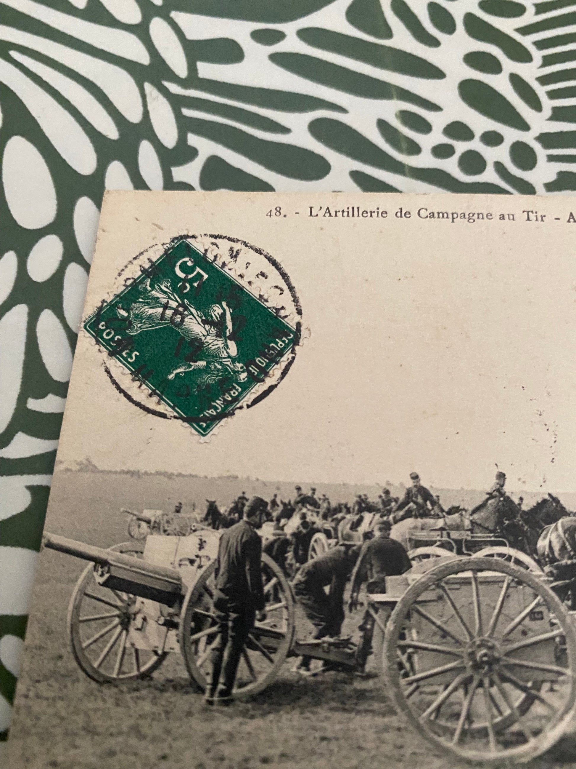 Carte postale L’Artillerie de Campagne au tir. Amener les avant-Trains face en arrière