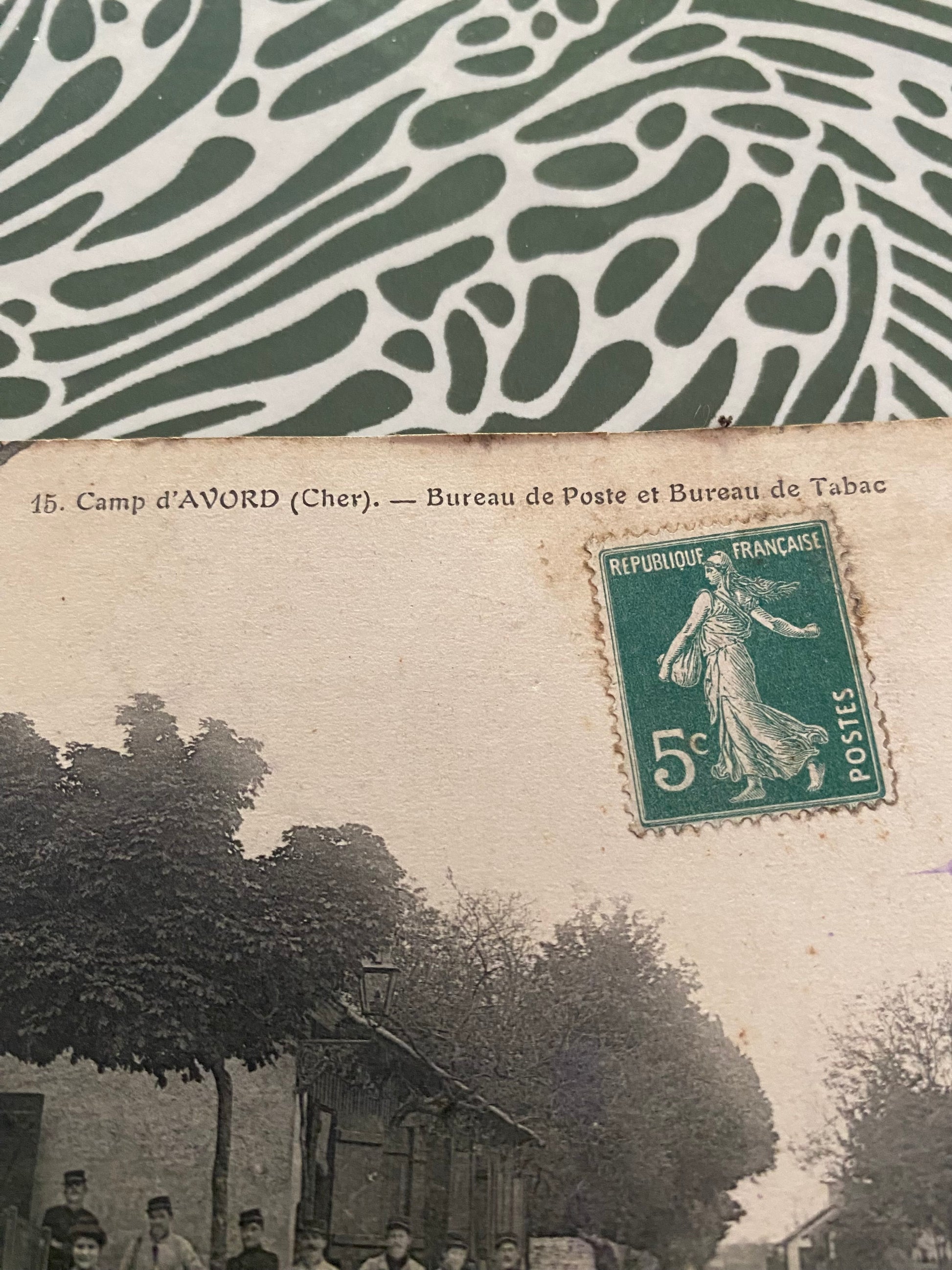 Carte postale ancienne Camp d’Avord (cher) Bureau de poste et bureau de Tabac