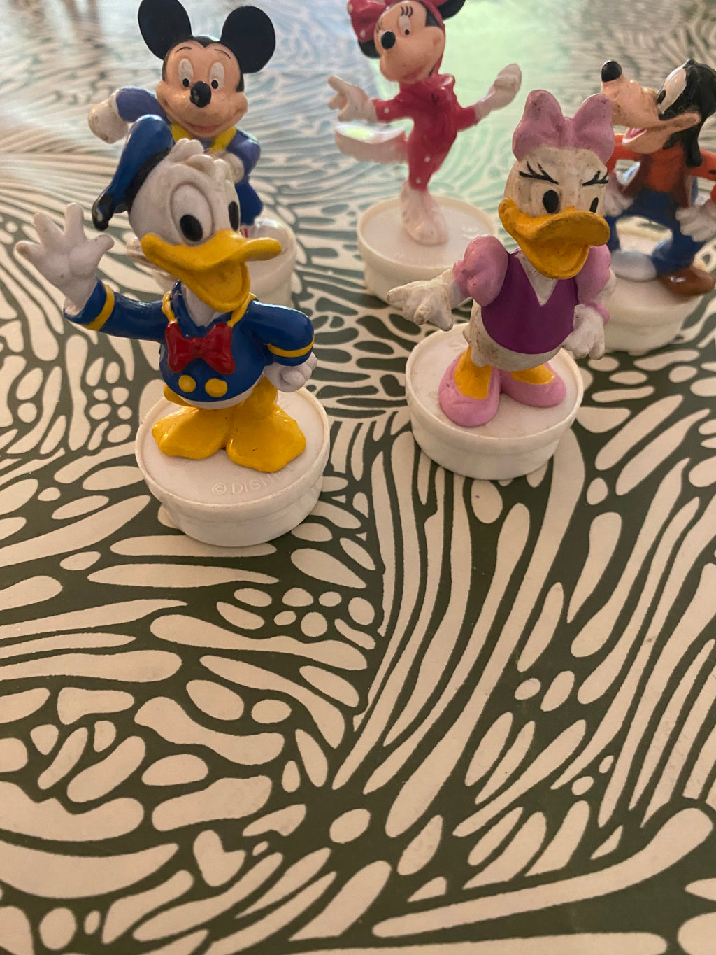 Figurines Disney Mickey Donald Pluto Mini etc. Bouchons de Smarties Nestlé. Lot de 5.