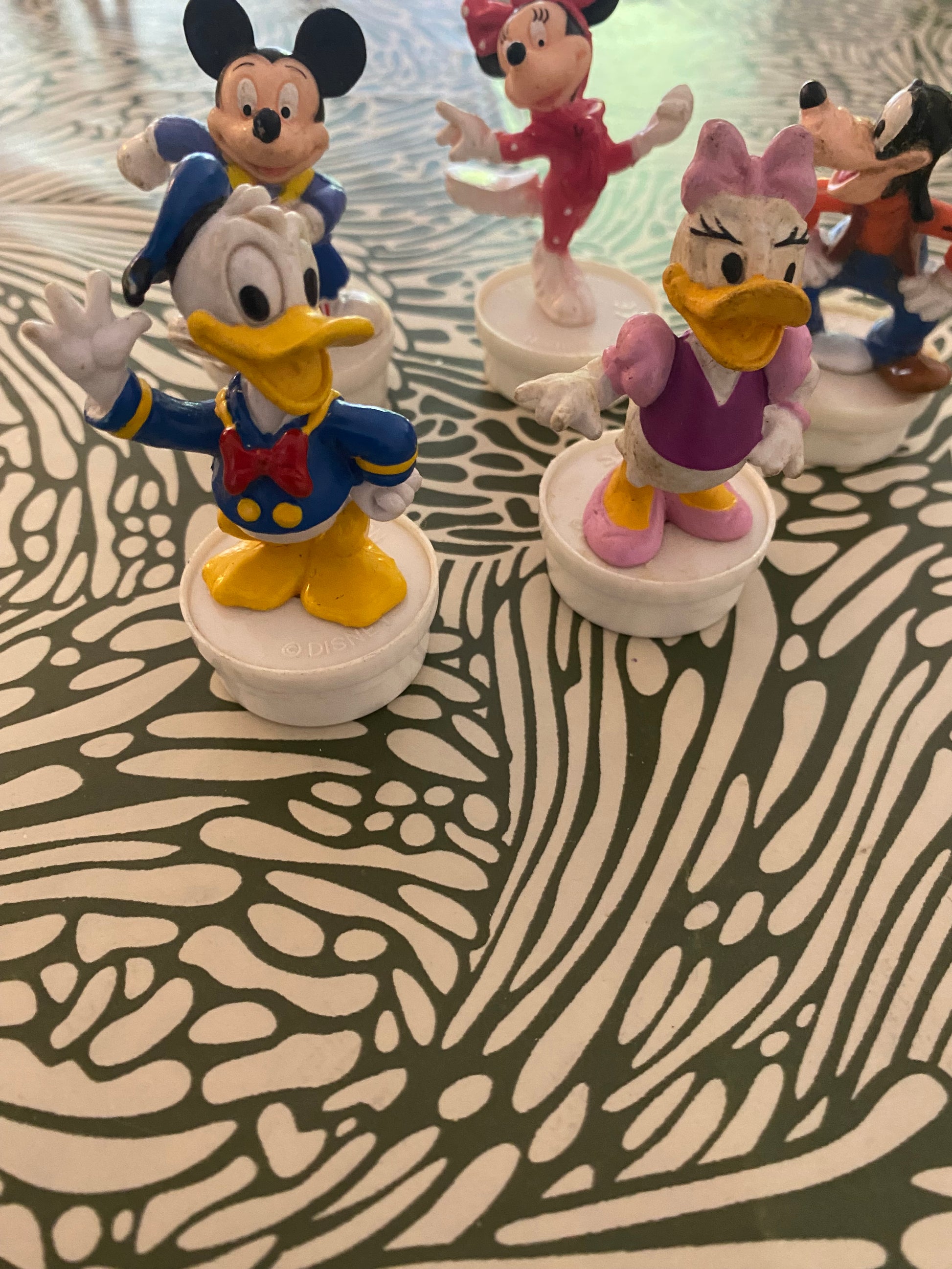 Figurines Disney Mickey Donald Pluto Mini etc. Bouchons de Smarties Nestlé. Lot de 5.
