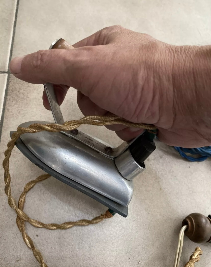 Fer à repasser petit taille. Certainement fer de voyage 40 130 V 80 Watts