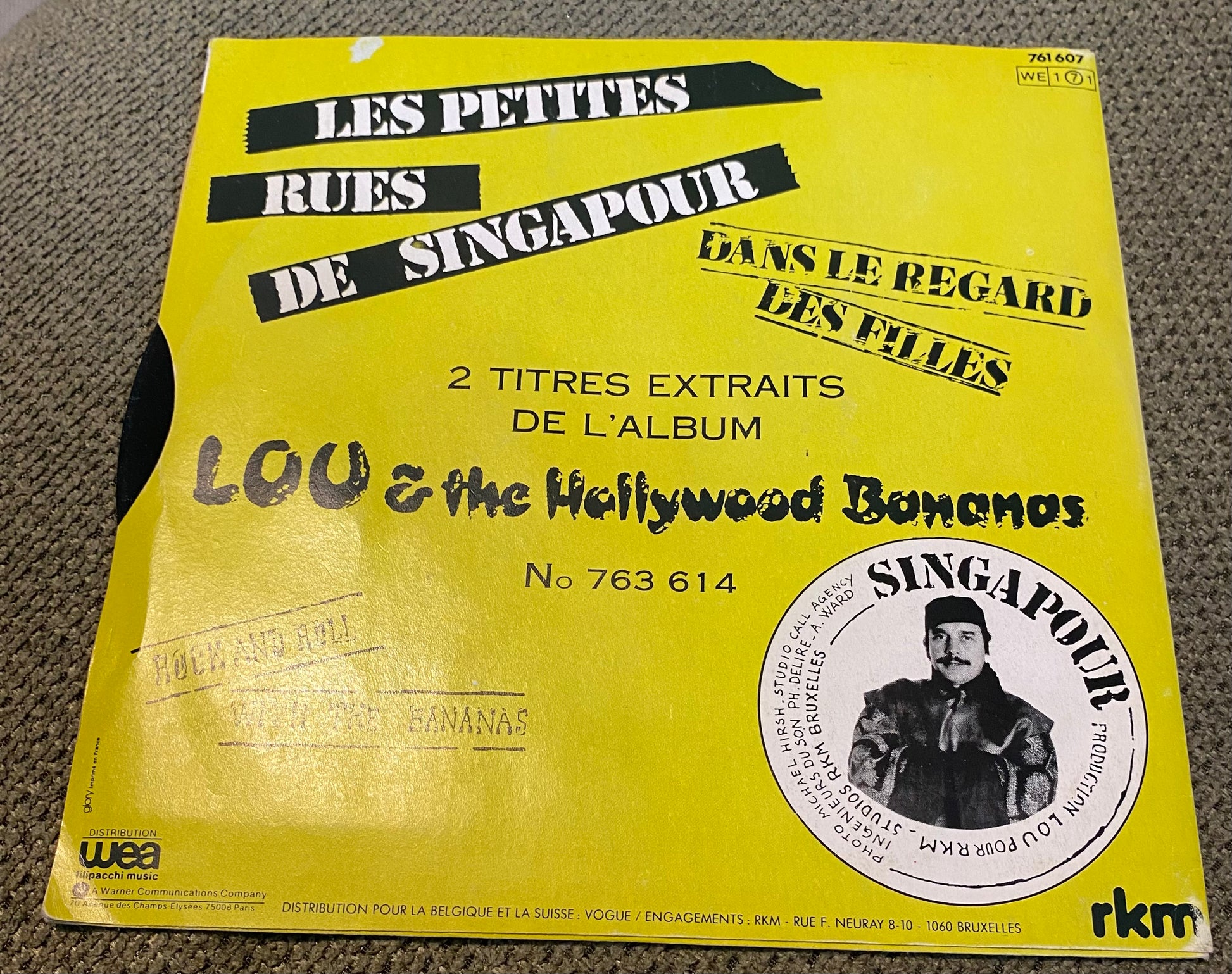 Disque vinyle 45 tours Lou & the Hollywood Bananas. Les petites rues de Singapour