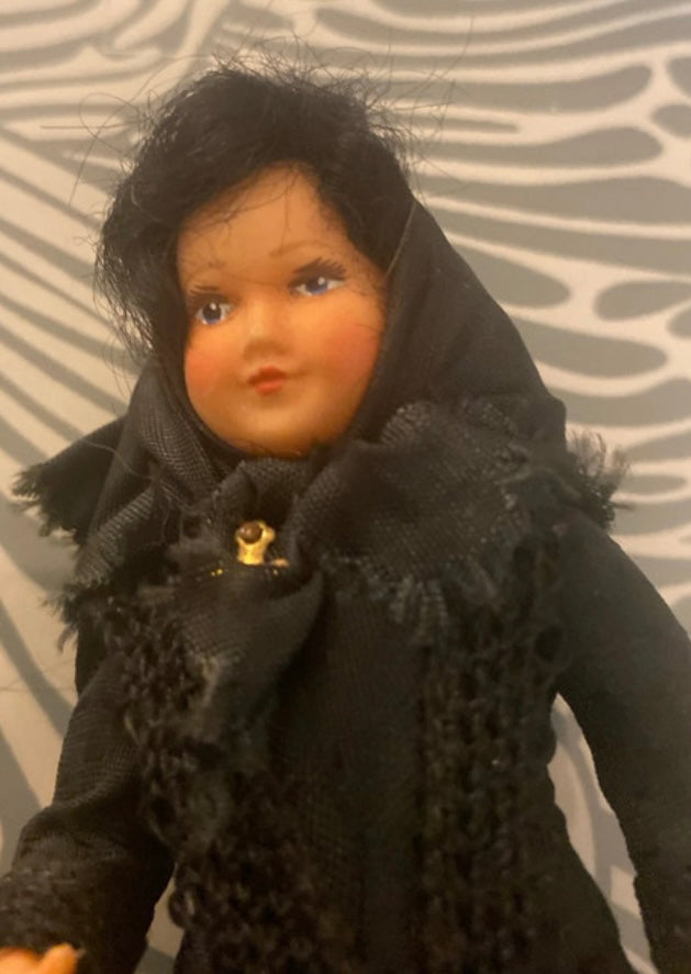 Poupée ancienne de collection régionale. Robe noire