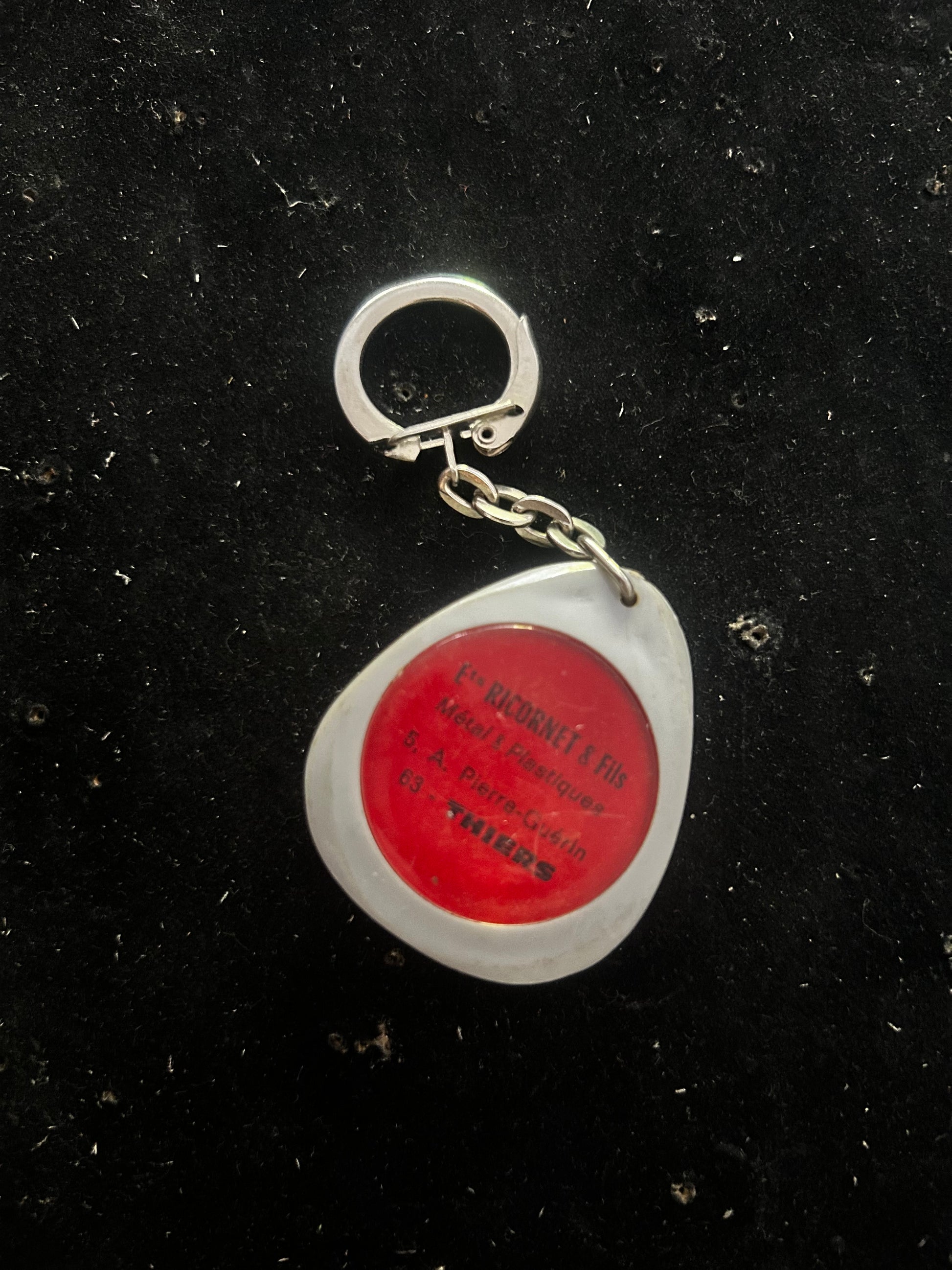 Porte clefs Établissement Ricornet et fils Métal et Plastique. Voiture ancienne