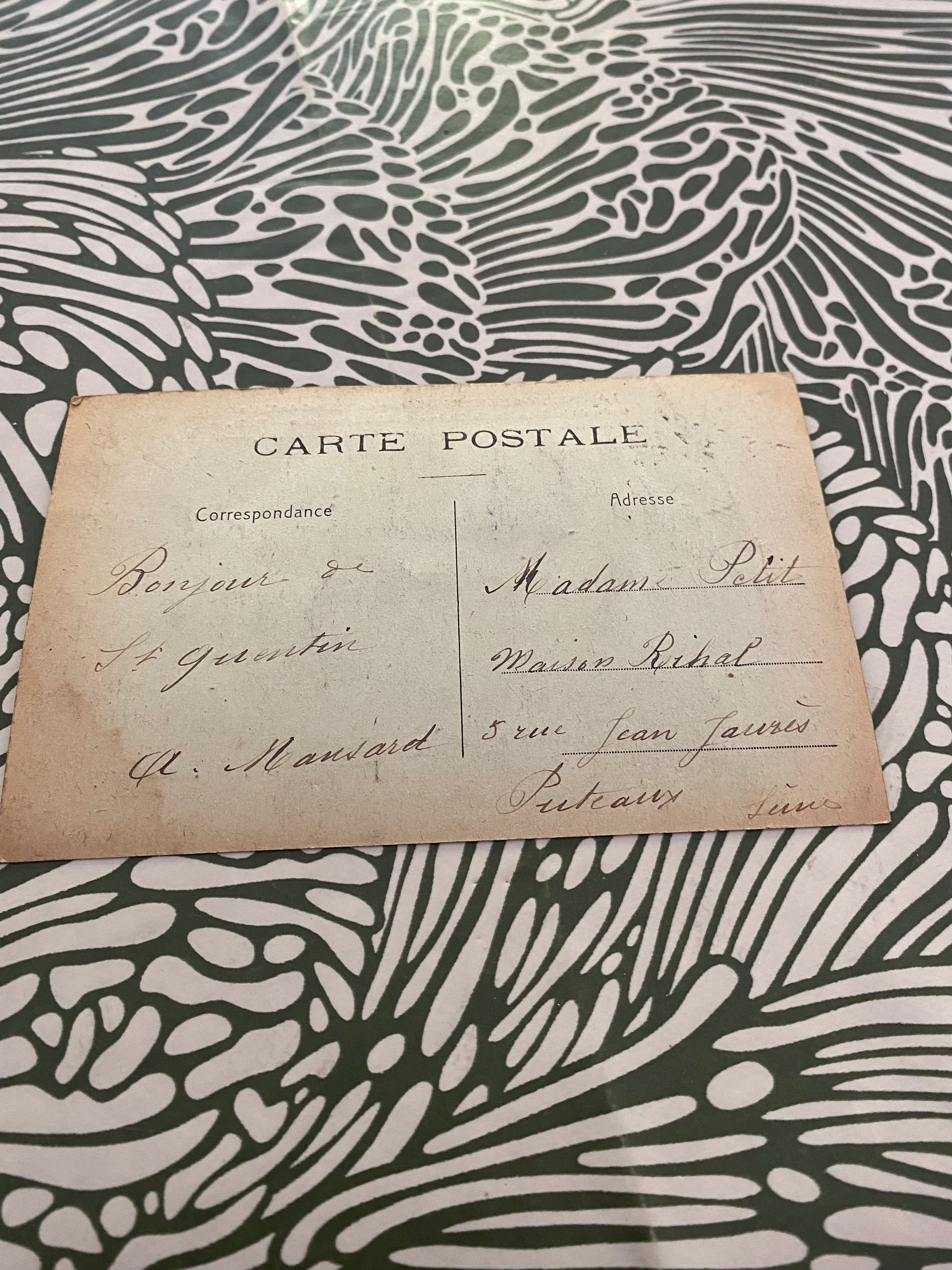 Carte postale ancienne Saint Quentin. Place de l’hôtel de ville. Coin de la rue Émile Zola.