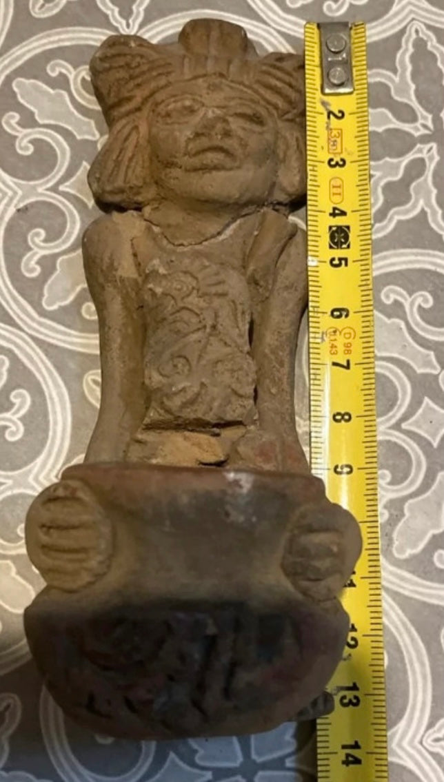 Sculpture artefact avec petit récipient précolombien aztèque en terre cuite