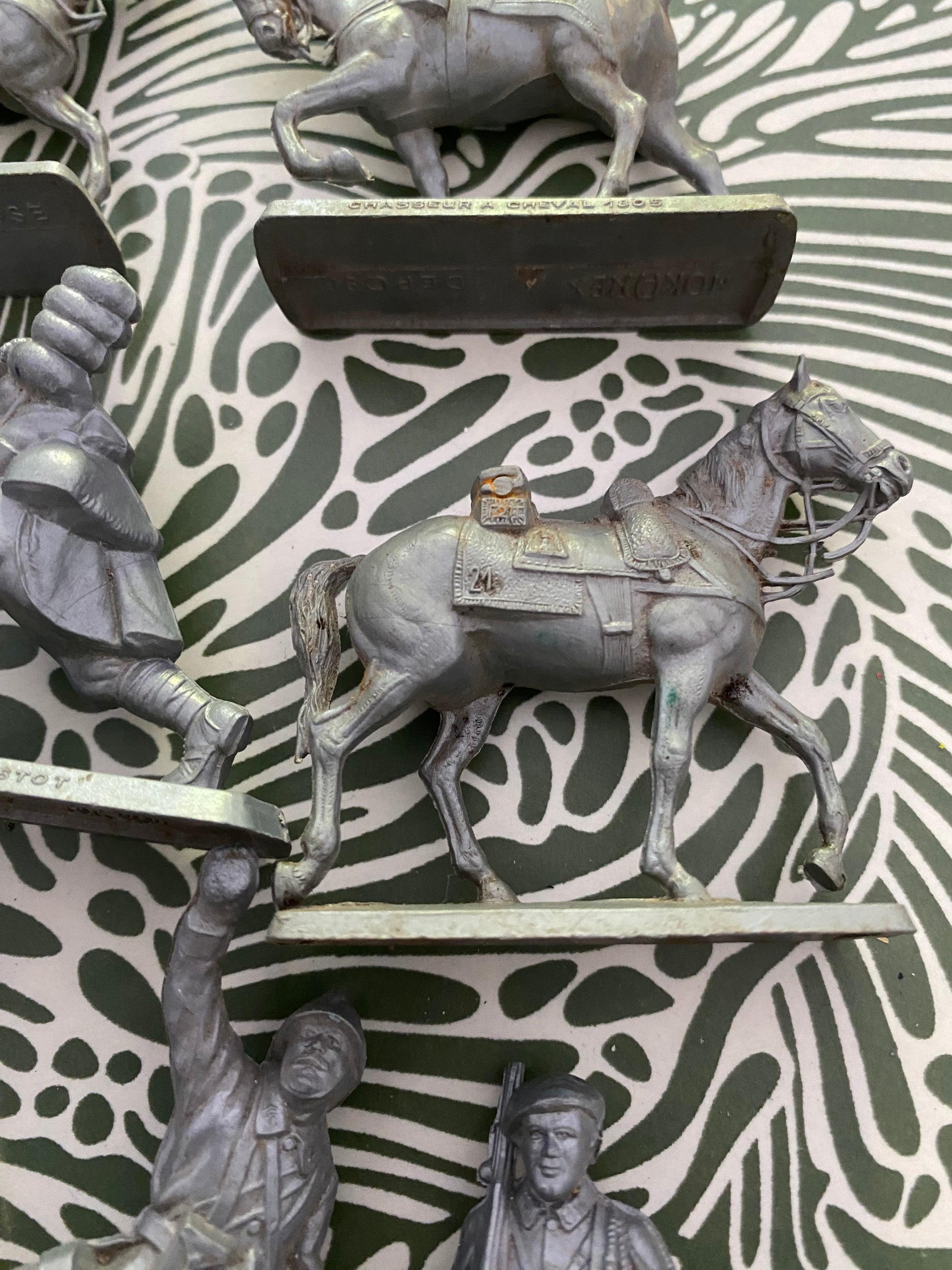Figurines anciennes Mokarex Lot de 8. Manque la queue d’un cheval
