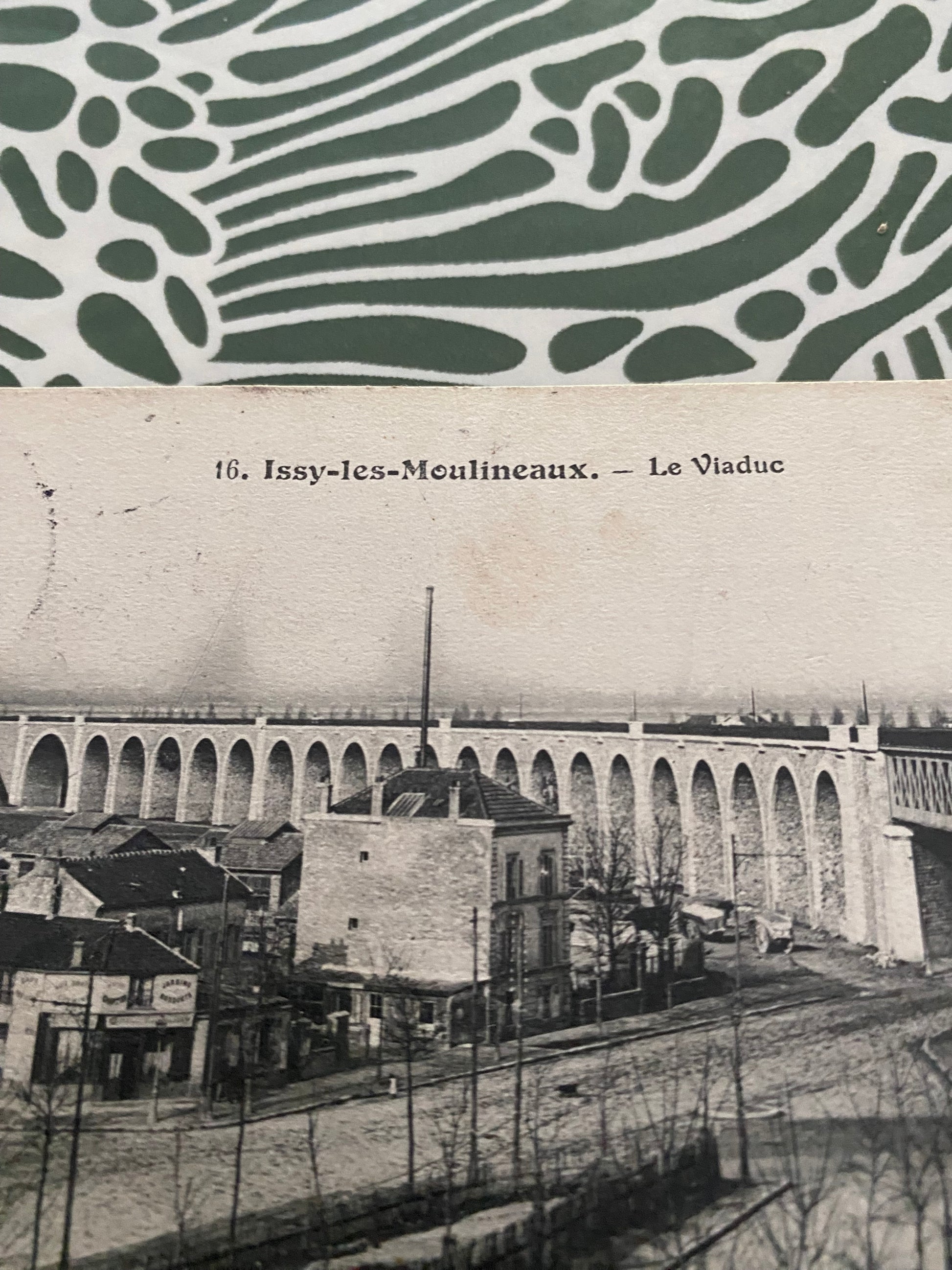 Carte postale ancienne. Issy-les-Moulineaux. Le viaduc 1907