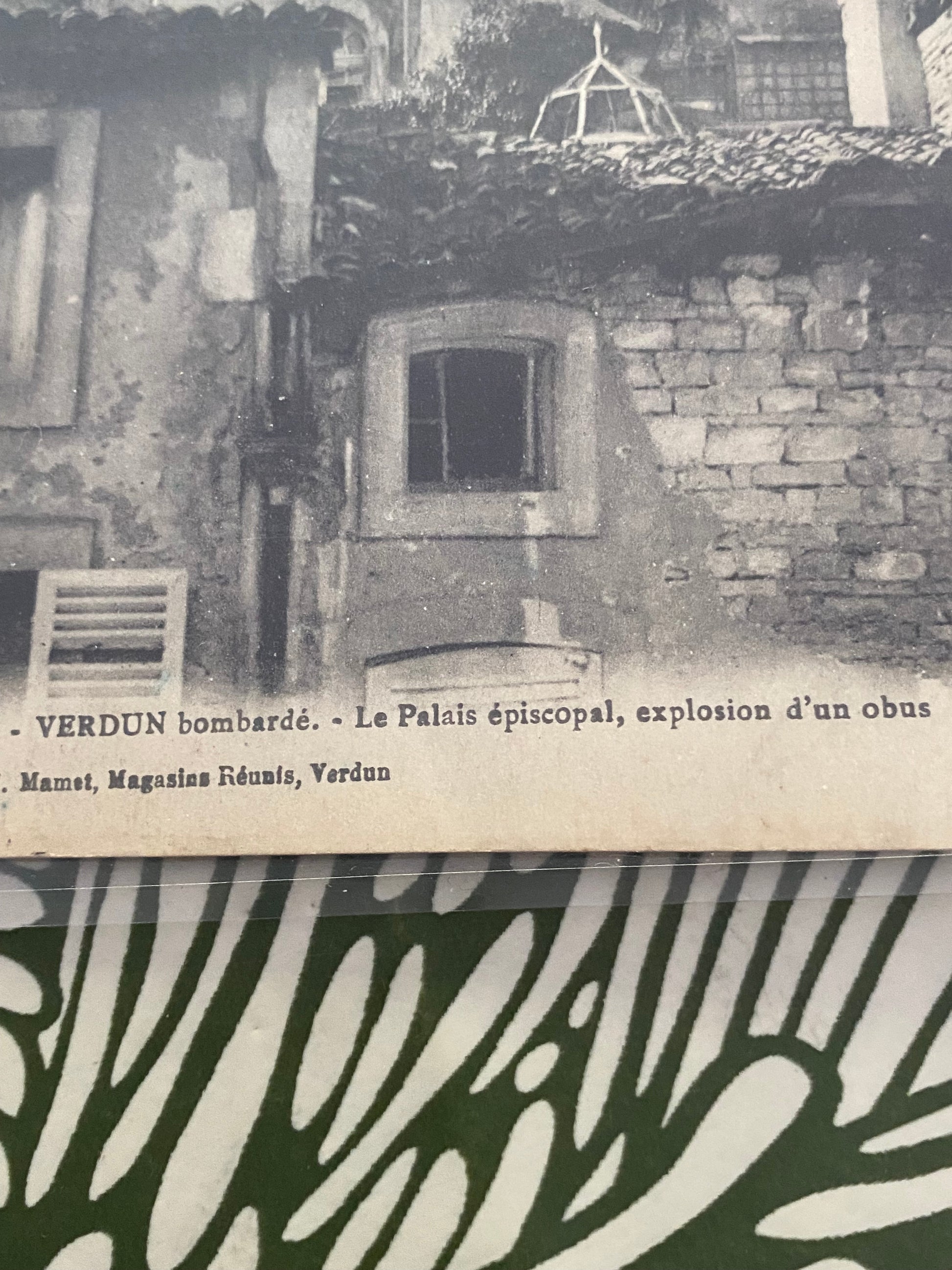 Carte Postale ancienne. Verdun bombardé. Le palais épiscopal, explosion d’un Obus. Dans une pochette de protection
