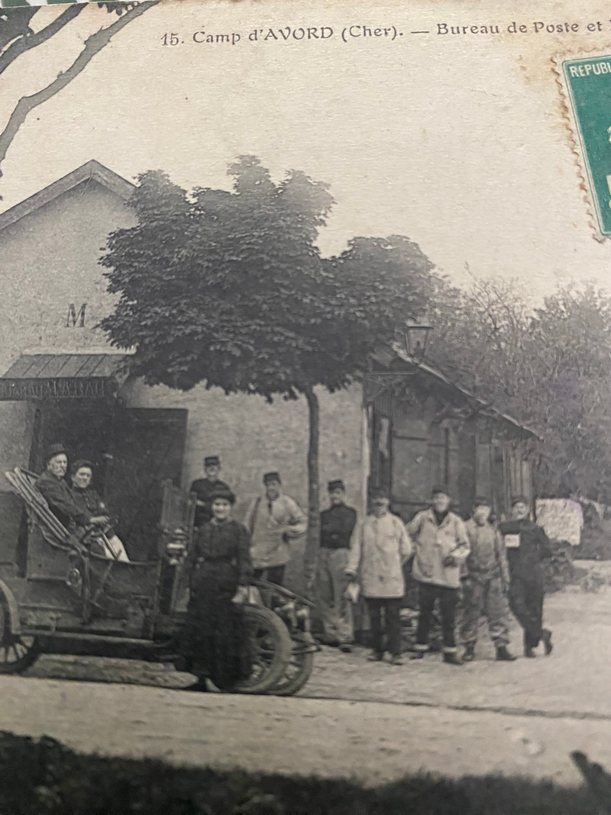 Carte postale ancienne Camp d’Avord (cher) Bureau de poste et bureau de Tabac