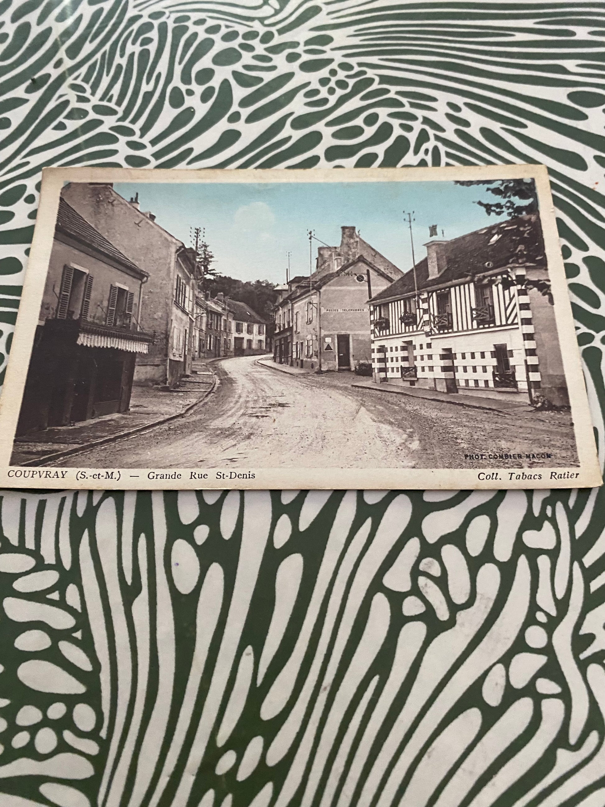 Carte postale ancienne Coupvray. Grande rue Saint Denis