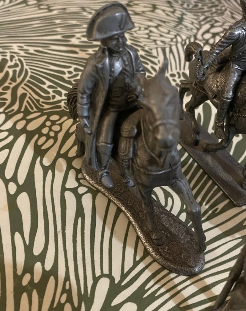 Figurines MHSP Lot de 4. Un pied du cheval de Napoléon est dessoudé