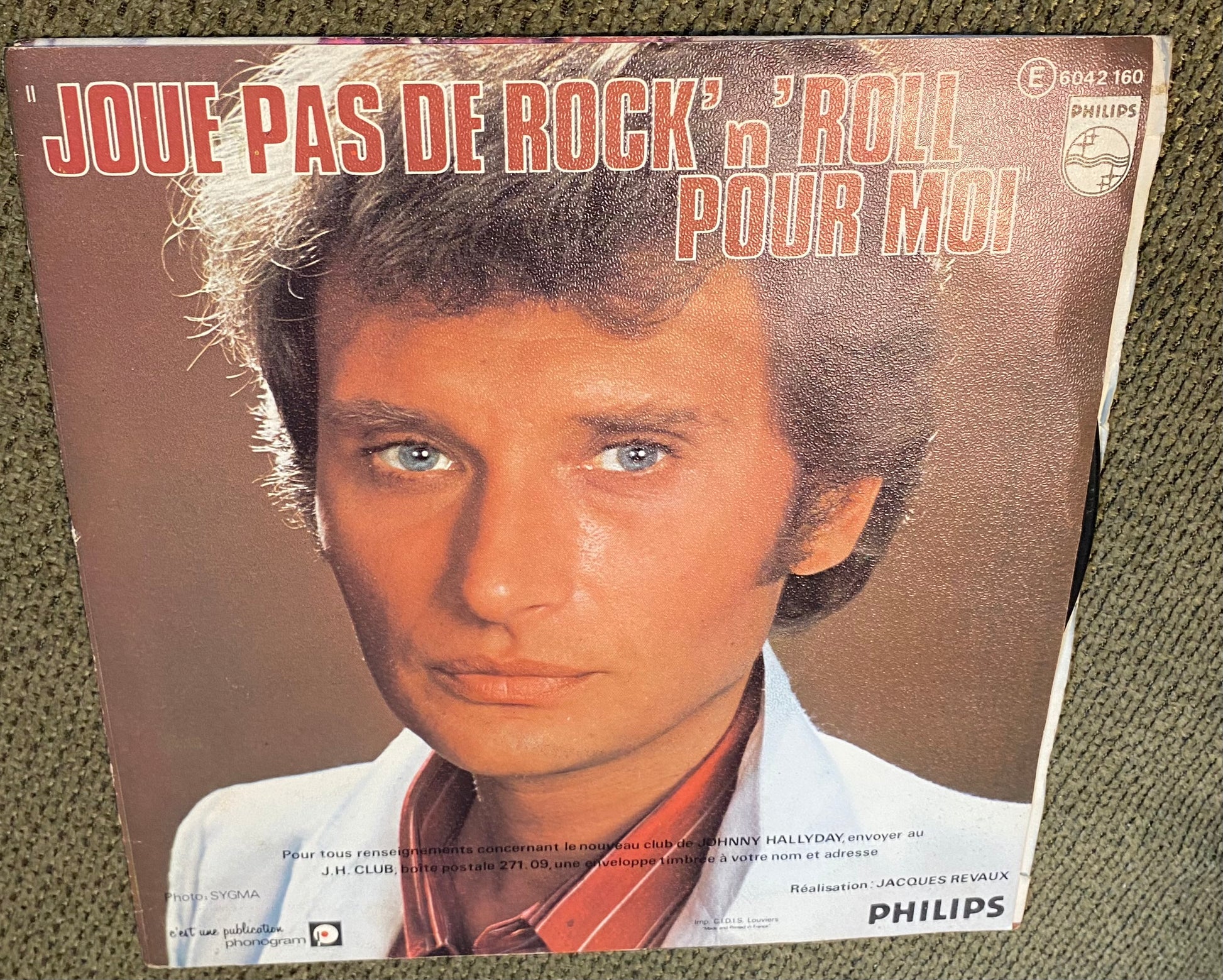 Disque vinyle 45 tours Johnny Hallyday. Derrière l’amour
