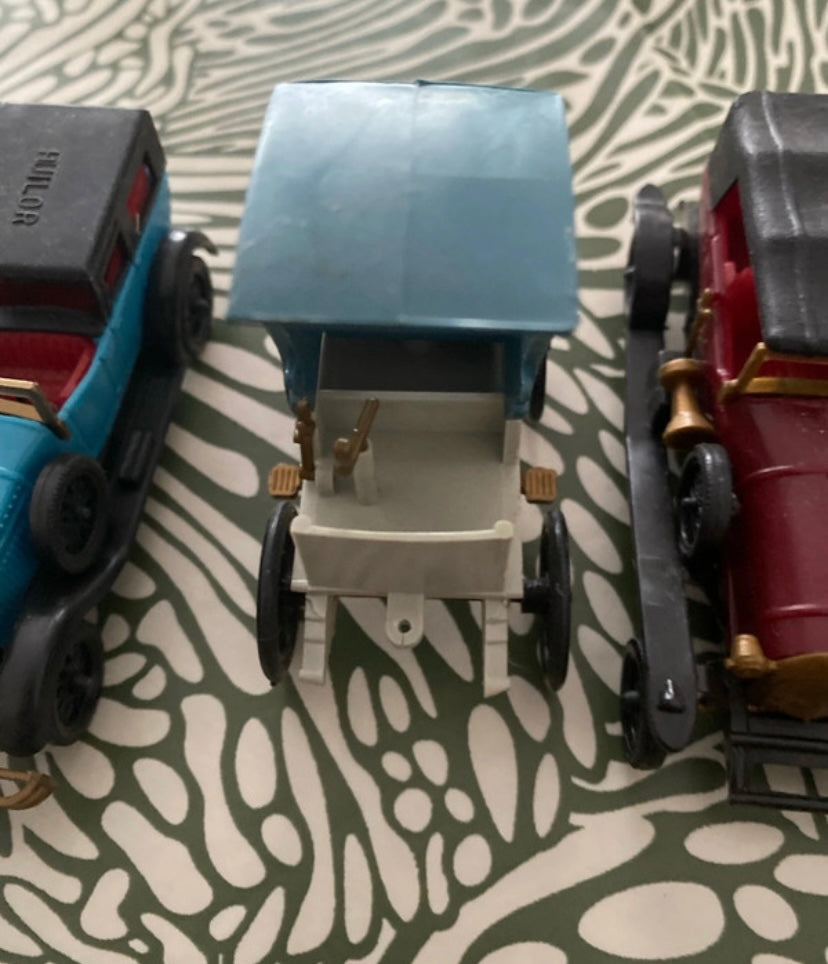 Voitures anciennes en plastiques publicitaires HUILOR Lot de 7. Des manques.