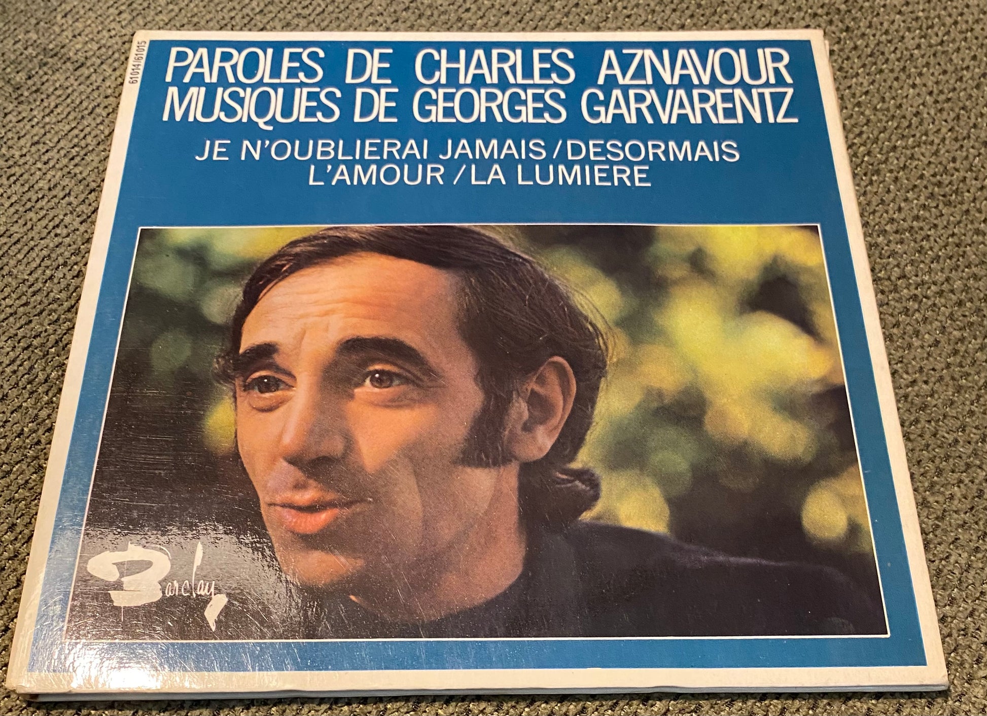 Disque vinyle 45 Tours Charles Aznavour Je n’oublierai jamais