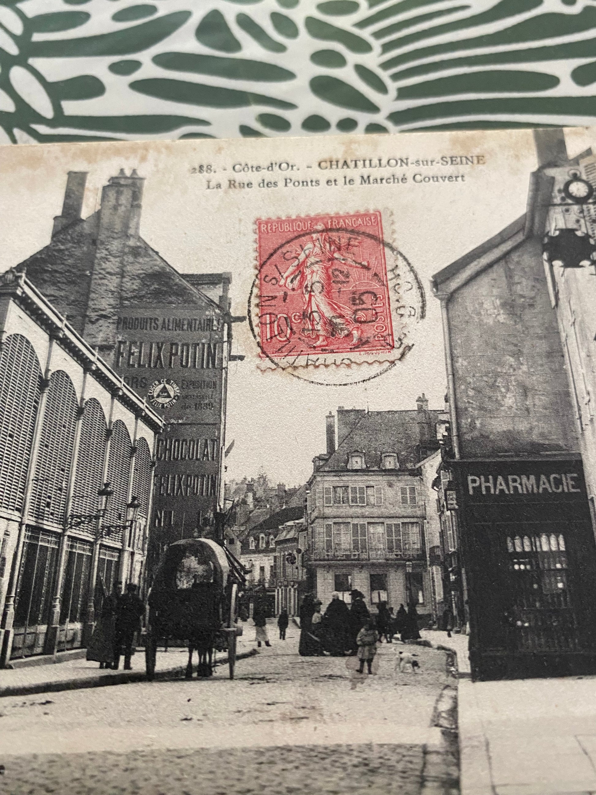 Carte postale ancienne Côte d’or. Châtillon-sur-Seine. La rue des ponts et le marché couvert