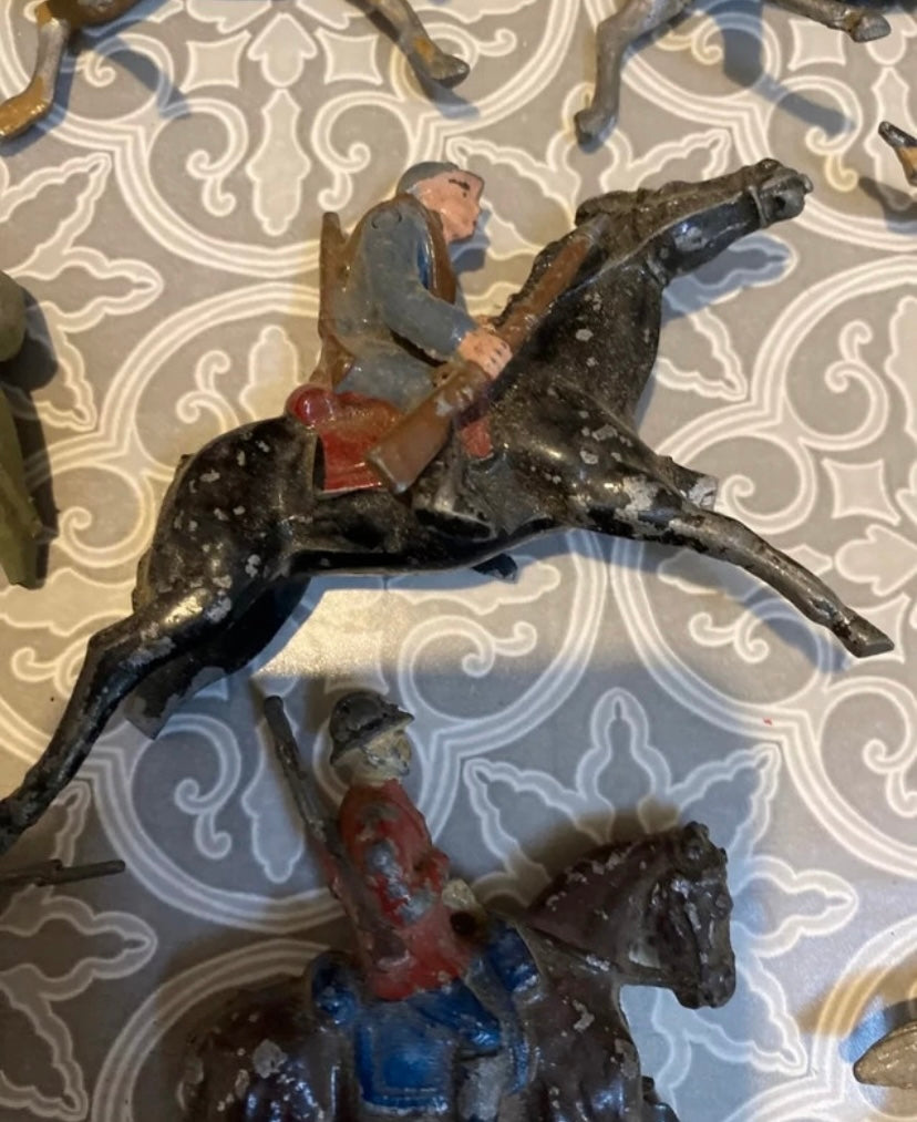 Figurines anciennes CBG Mignot Lot de 11 dans leurs jus. En métal