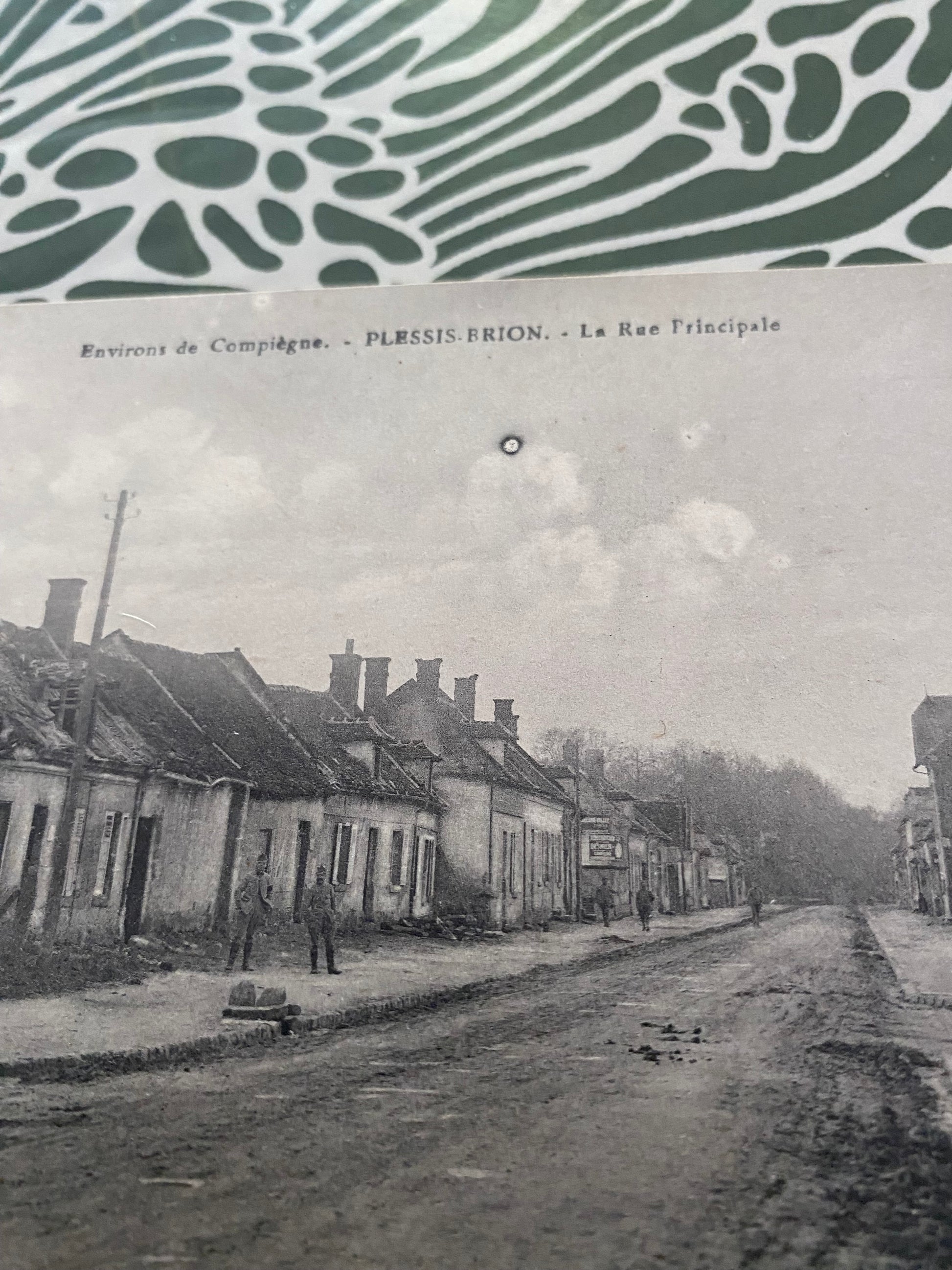 Carte postale ancienne Environs de Compiegne Plessis Brion la rue principale.